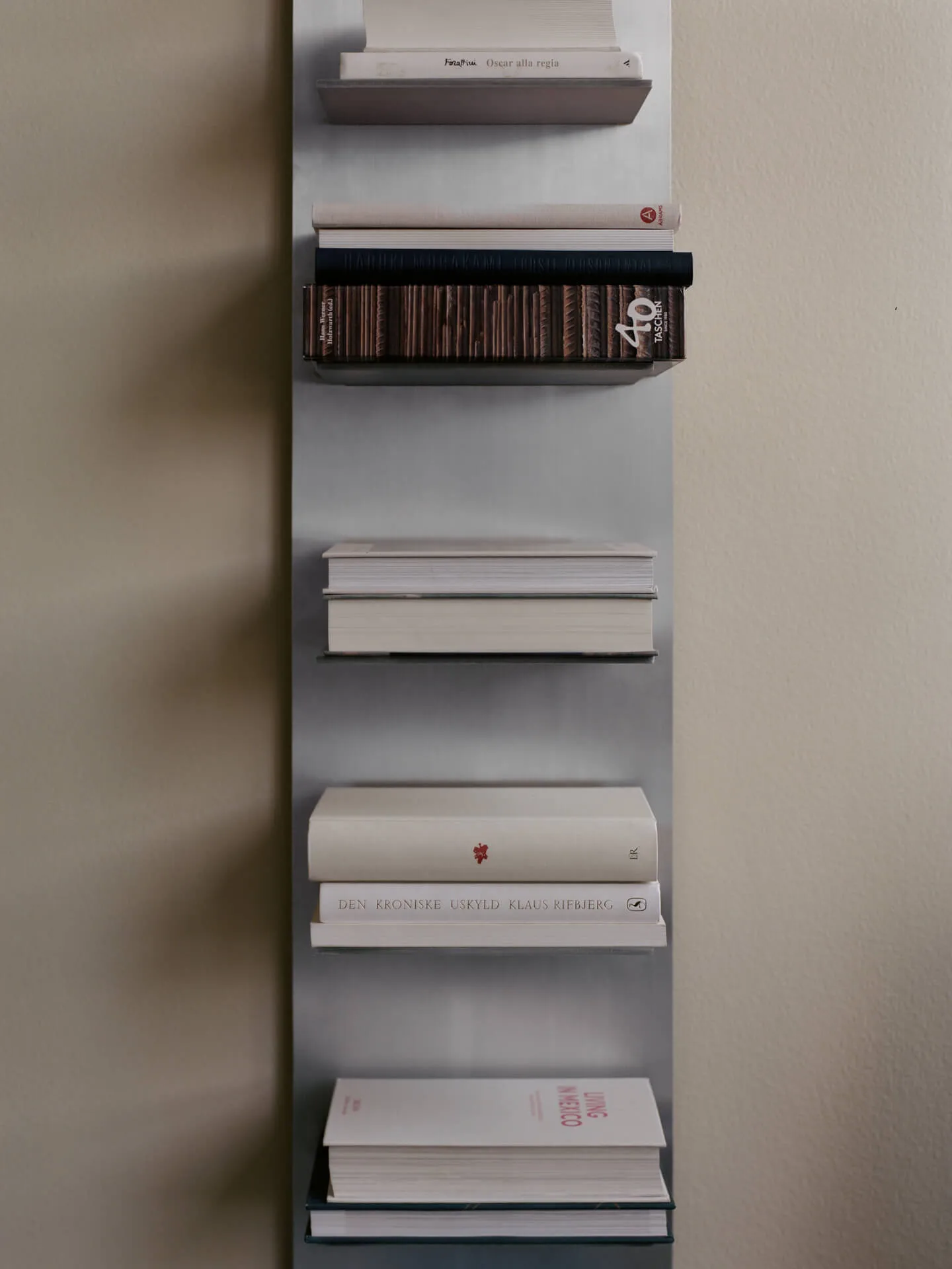 Estante de pared de pino Lager, Aluminium Ferm Living