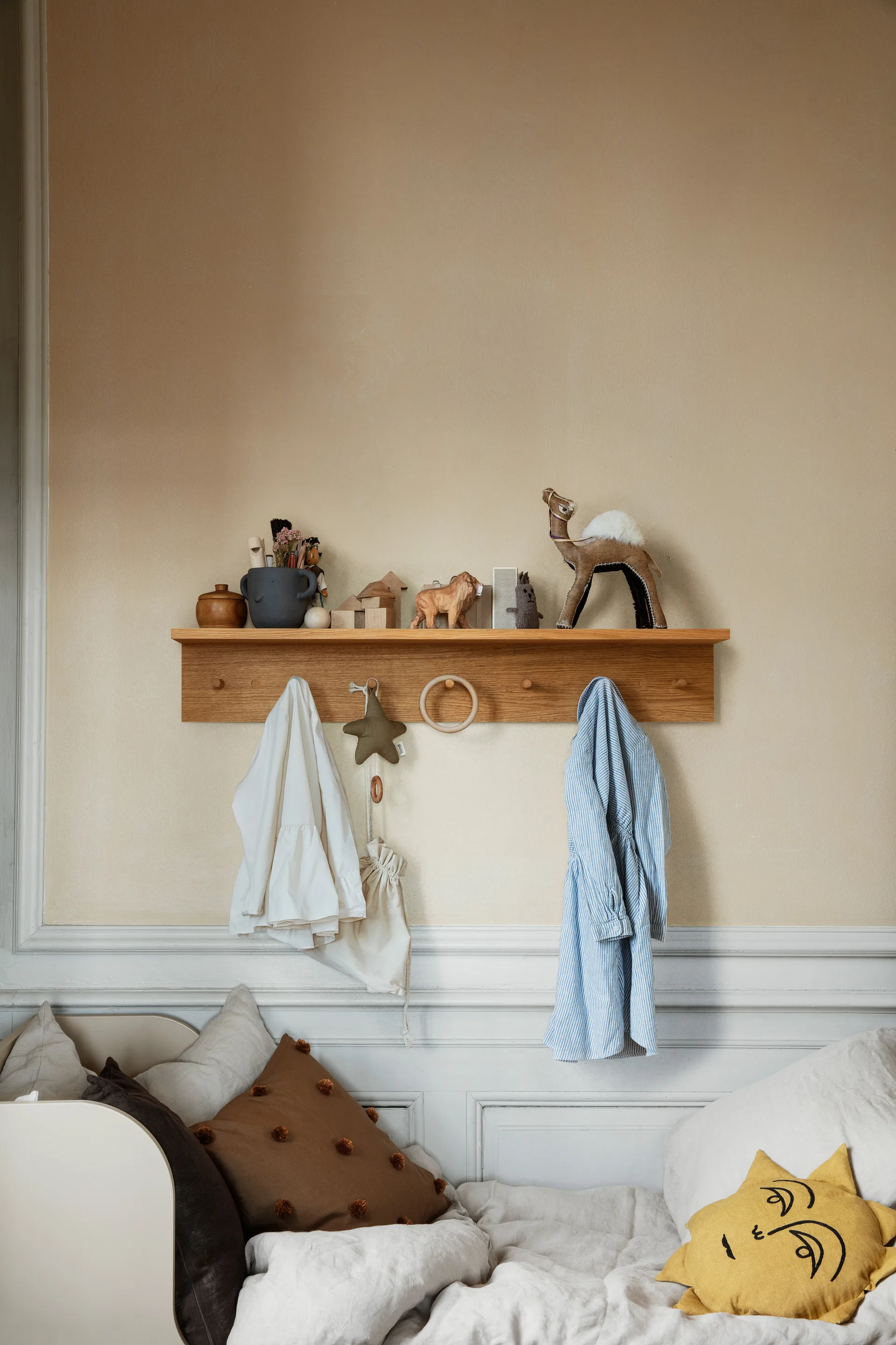 Estantería con ganchos Place Rack roble, Large Ferm Living