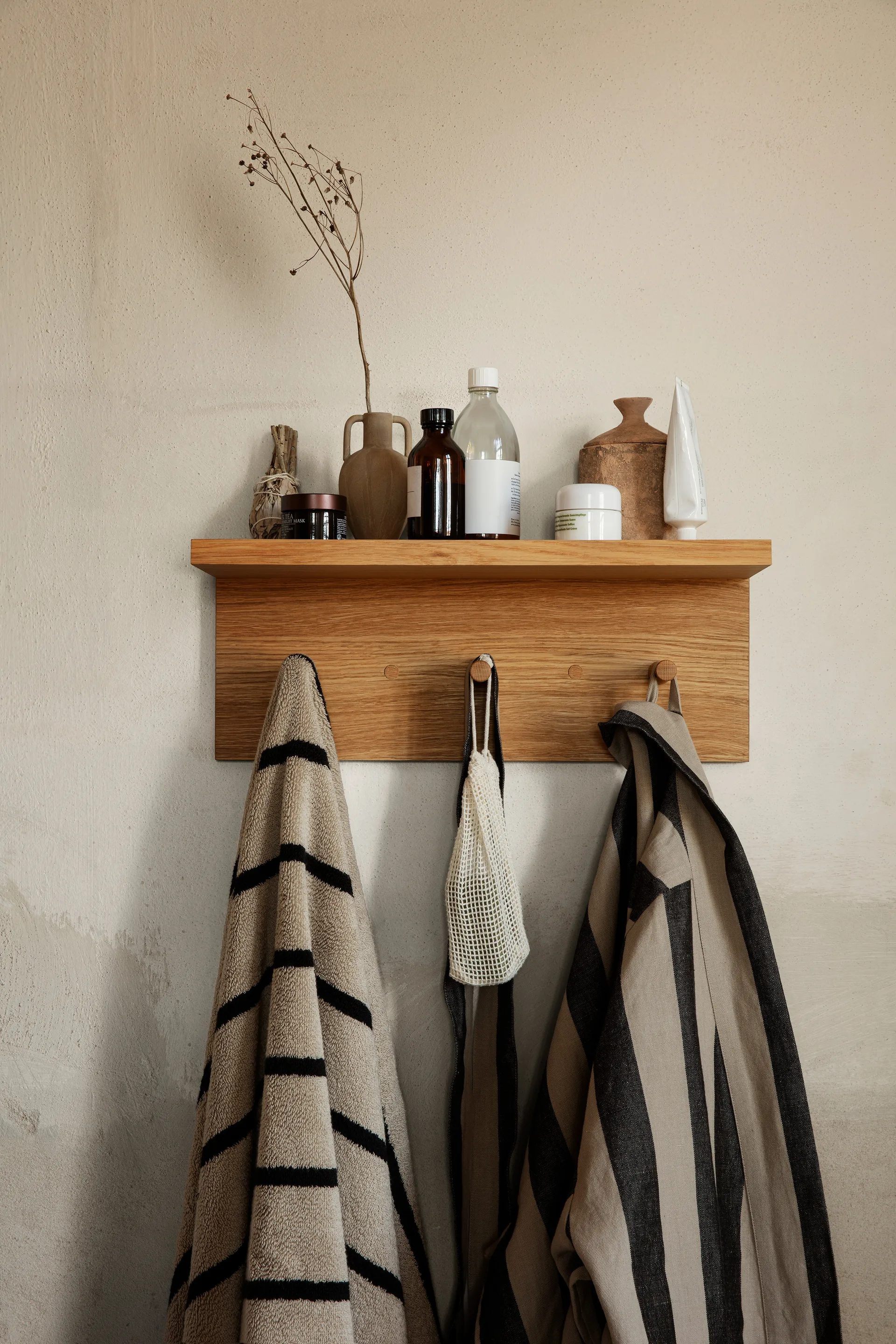 Estantería con ganchos Place Rack roble, Small Ferm Living