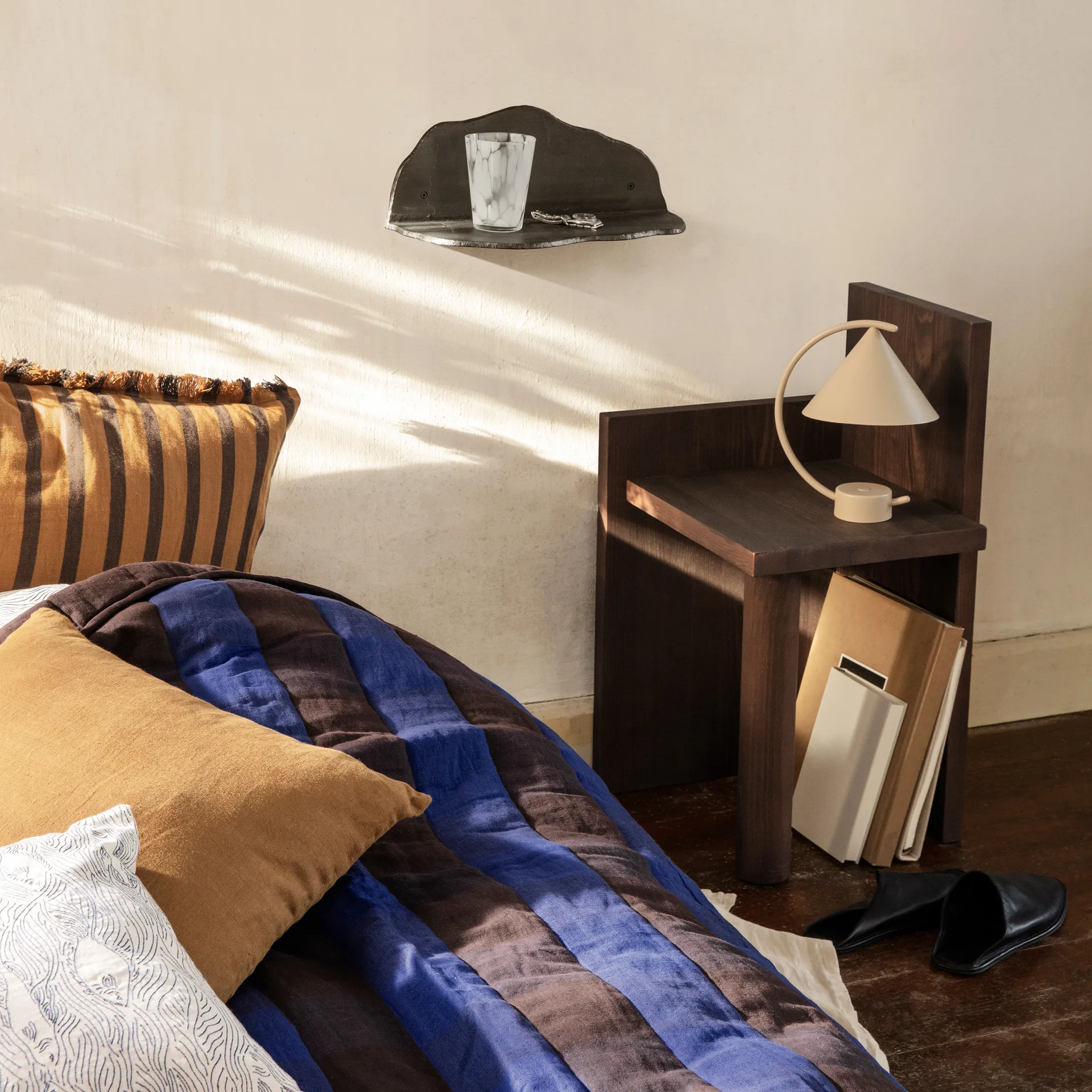 Estantería Fracture, Aluminio ennegrecido Ferm Living