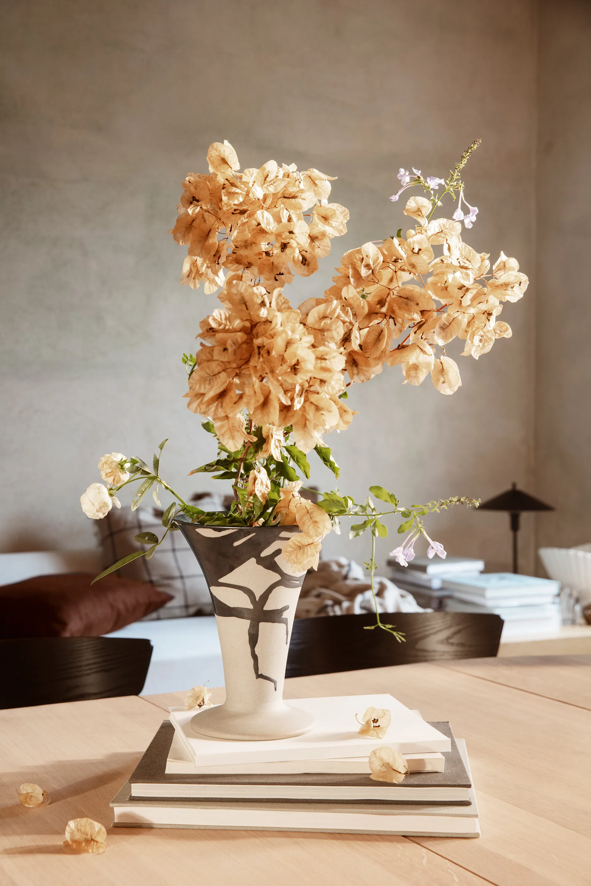 Florero Flores 23 cm, Sand-black Ferm Living
