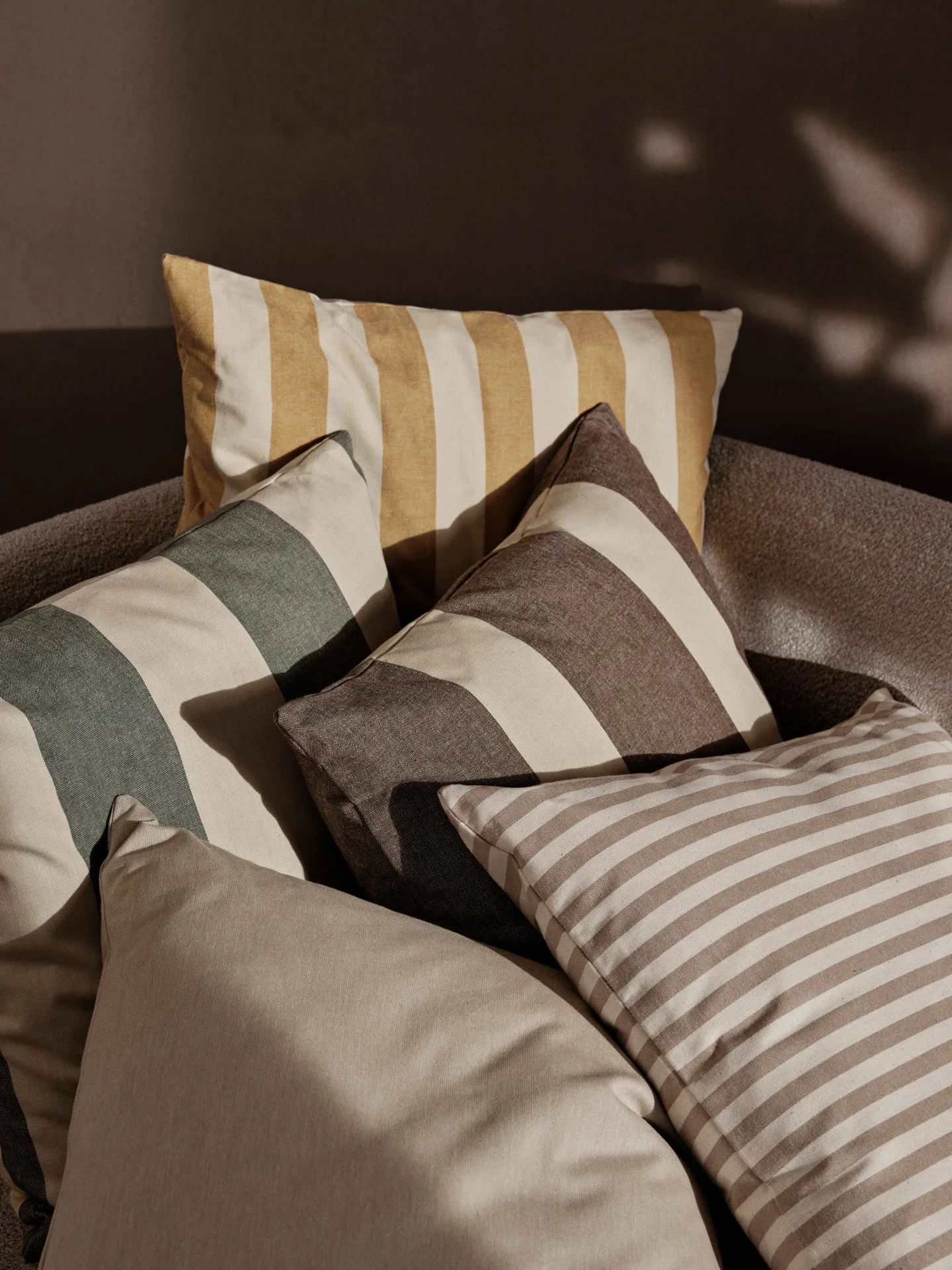 Funda de cojín Strand outdoor 50x50 cm, Carob brown-parchment Ferm Living