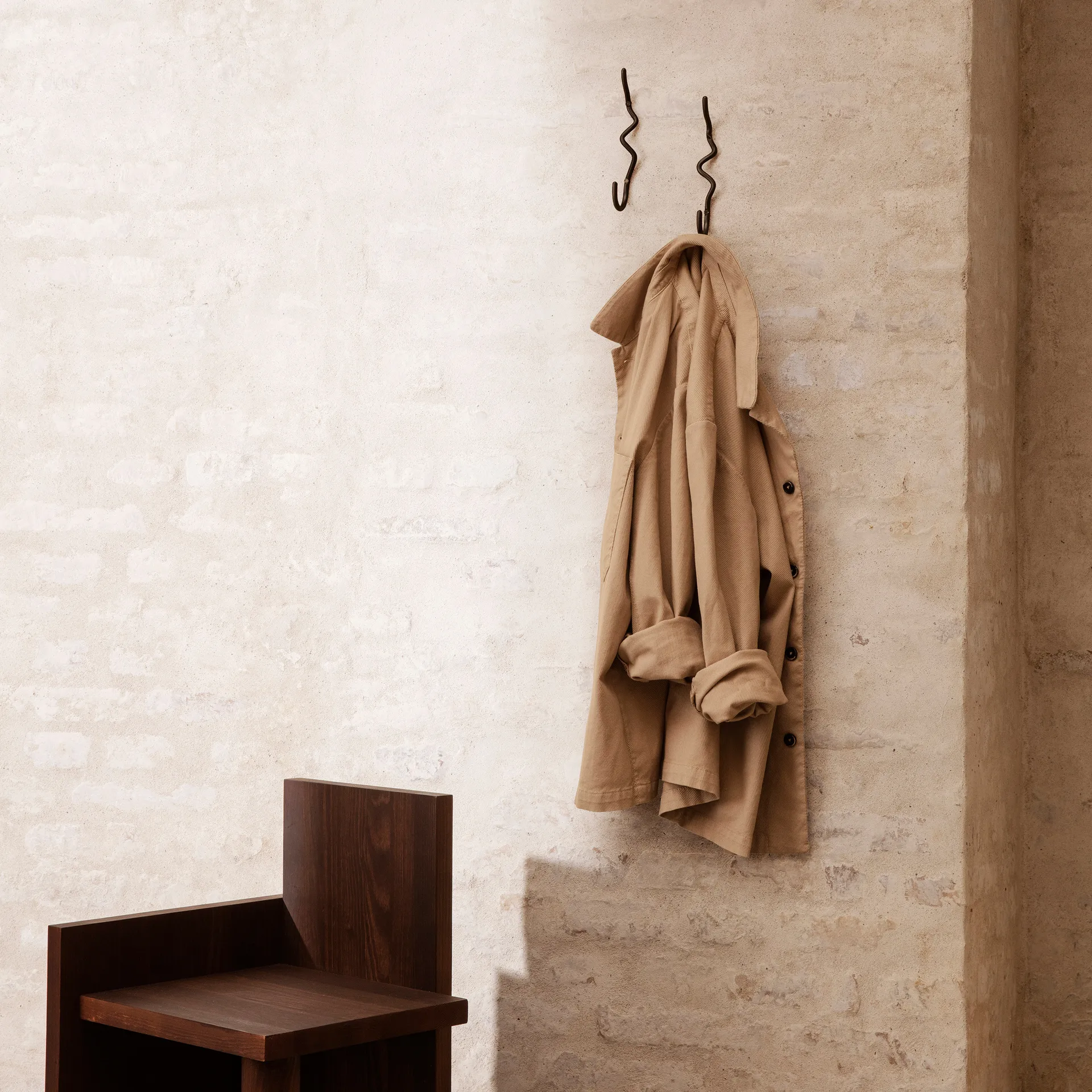 Gancho Curvature sencillo, latón negro Ferm Living