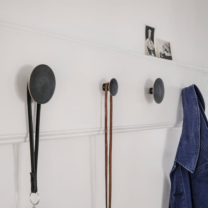 Gancho Flat Circle negro-latón, Ø4 cm Ferm Living