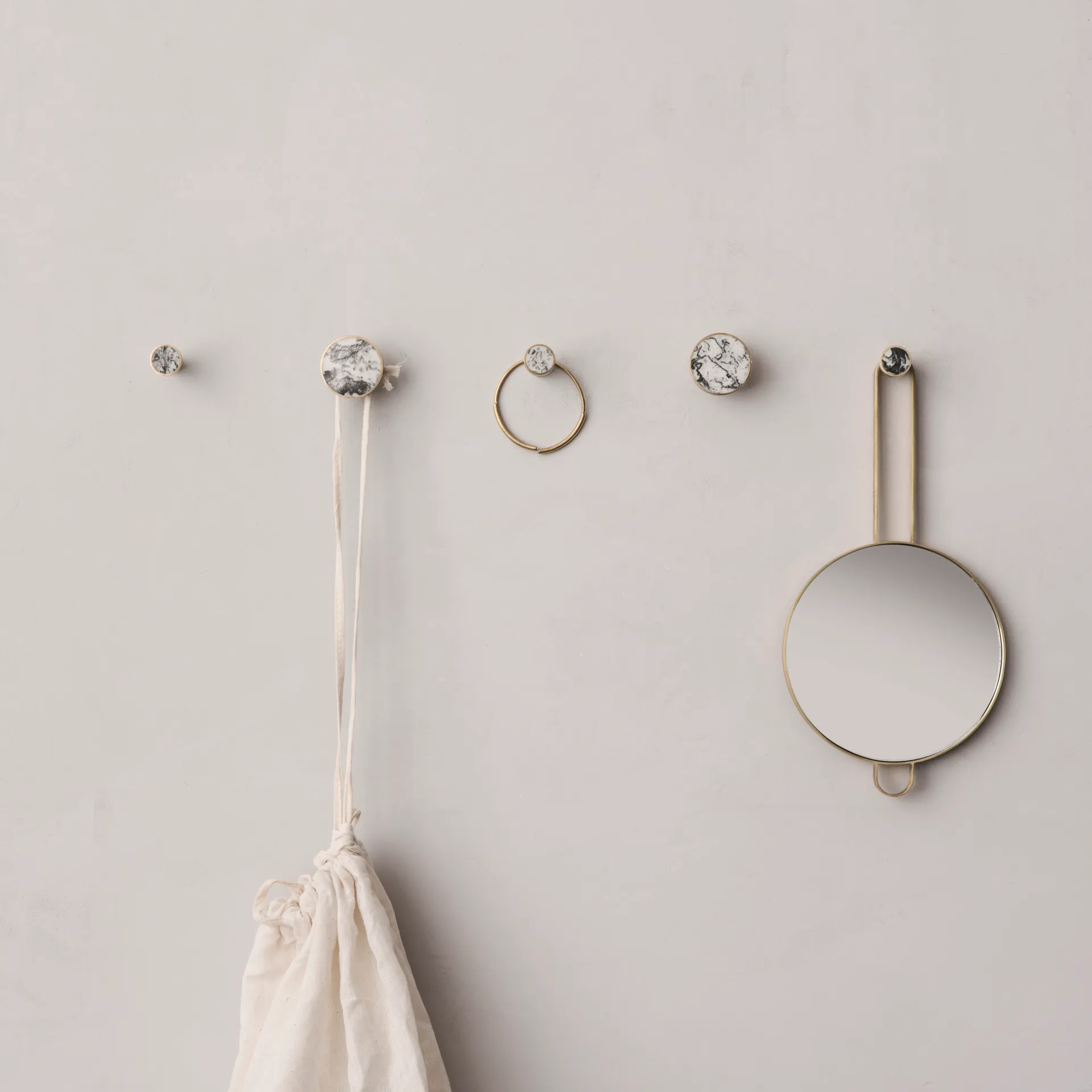 Gancho Stone pequeño, mármol blanco-latón Ferm Living