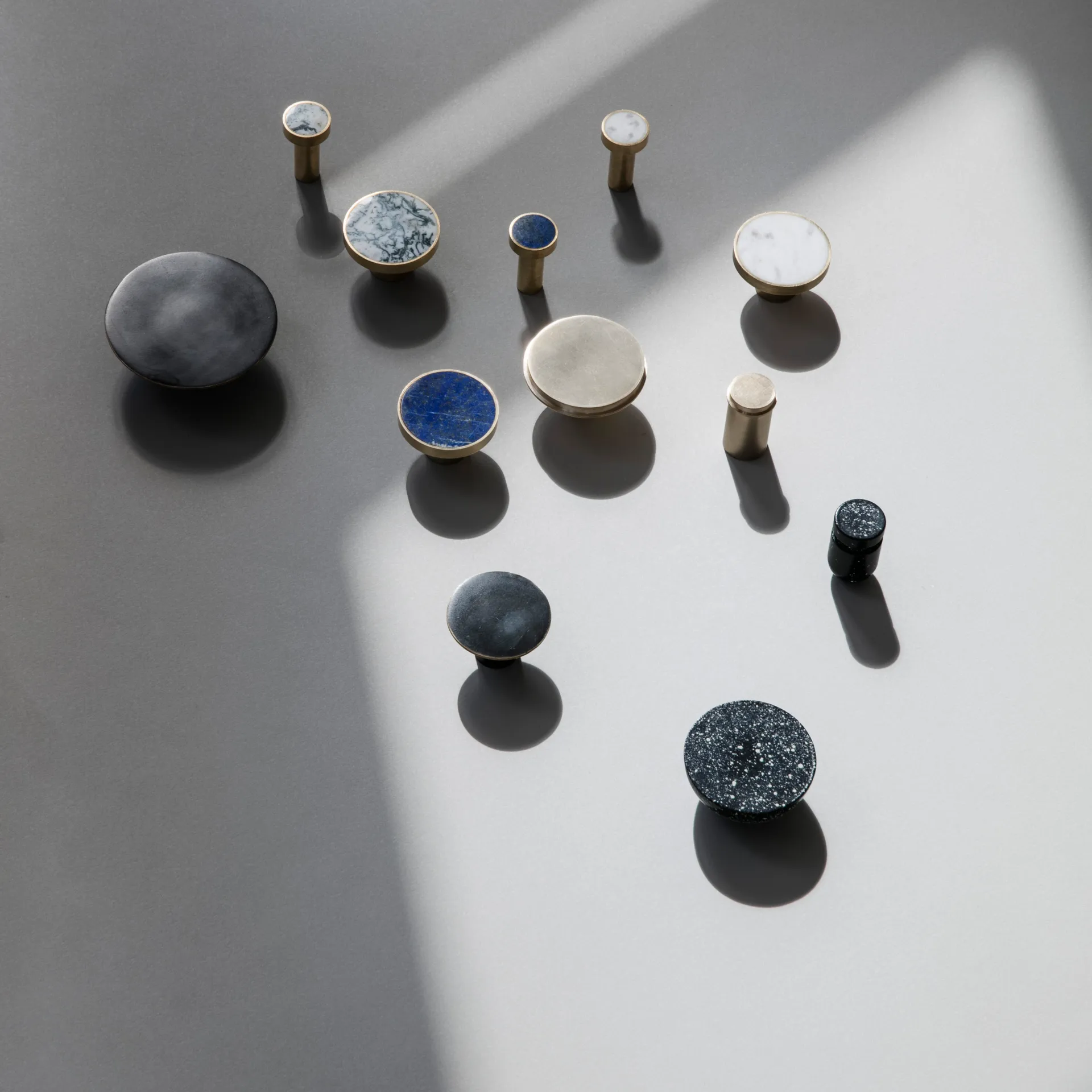 Gancho Stone pequeño, mármol blanco-latón Ferm Living