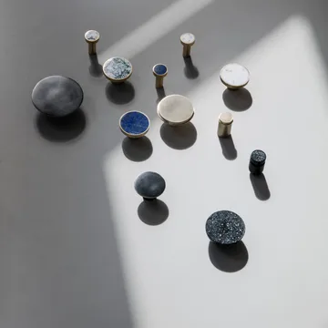 Gancho Stone pequeño - mármol blanco-latón - Ferm Living
