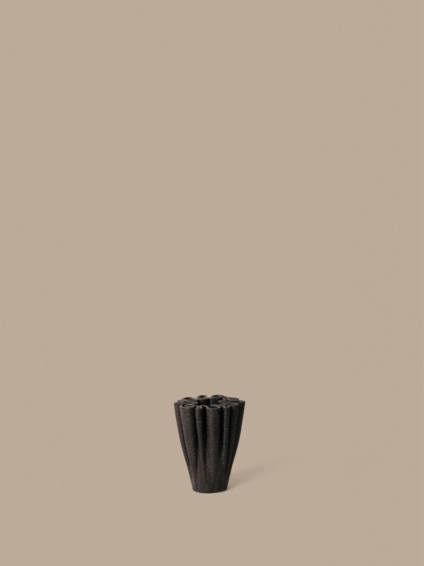 Jarrón Dedali 11 cm, Dark brown Ferm Living
