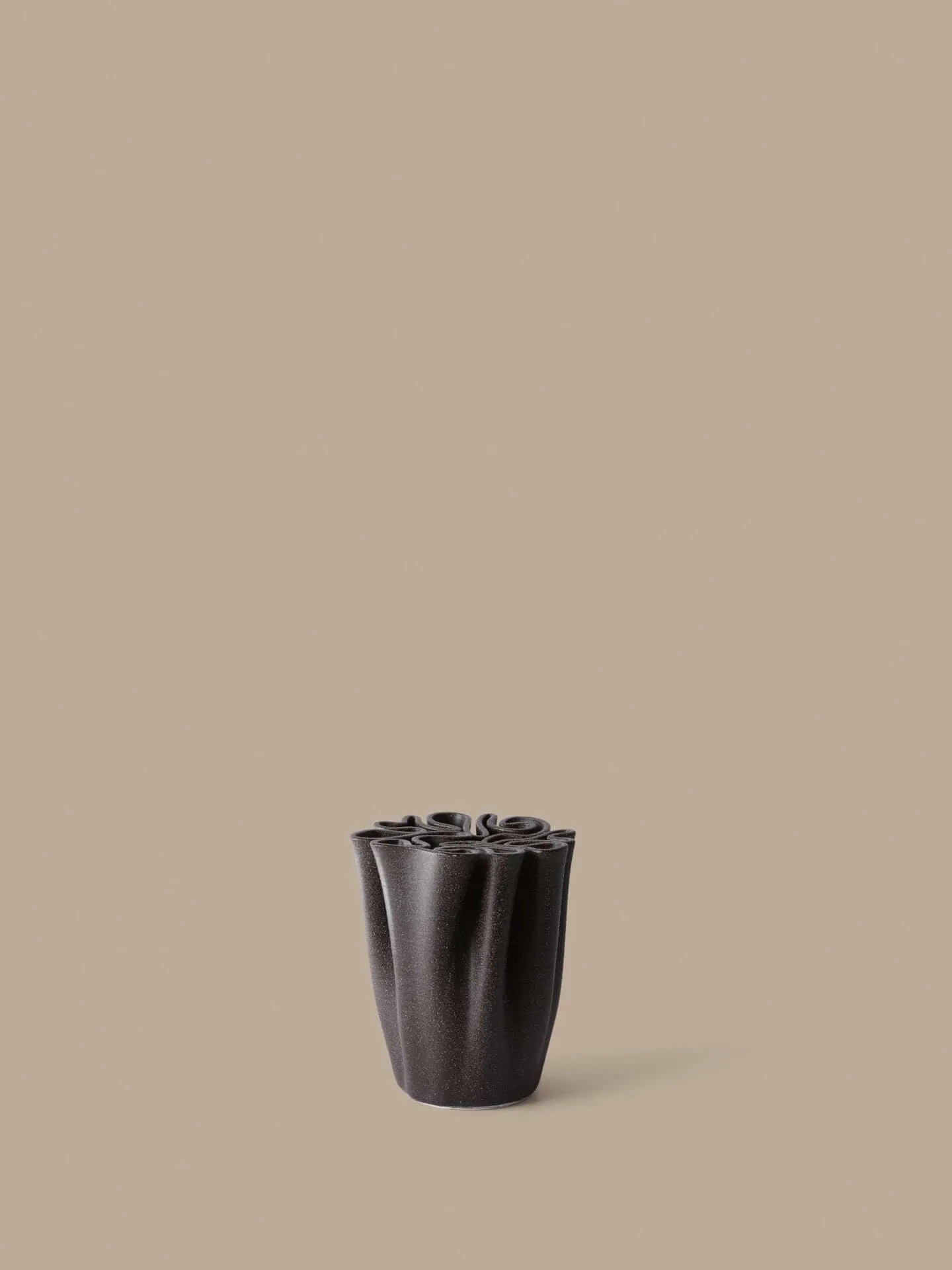 Jarrón Dedali 18 cm, Dark brown Ferm Living
