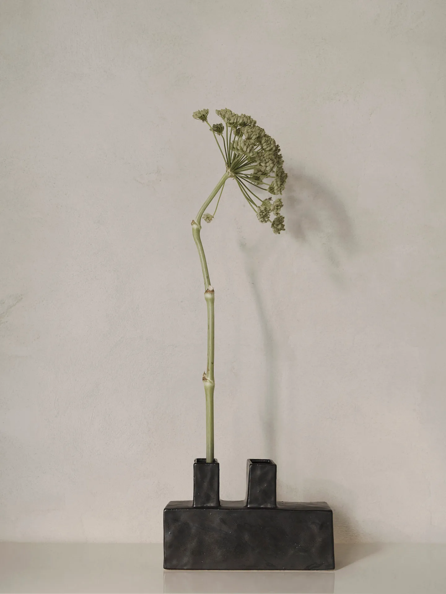 Jarrón Koa H17, Black Ferm Living