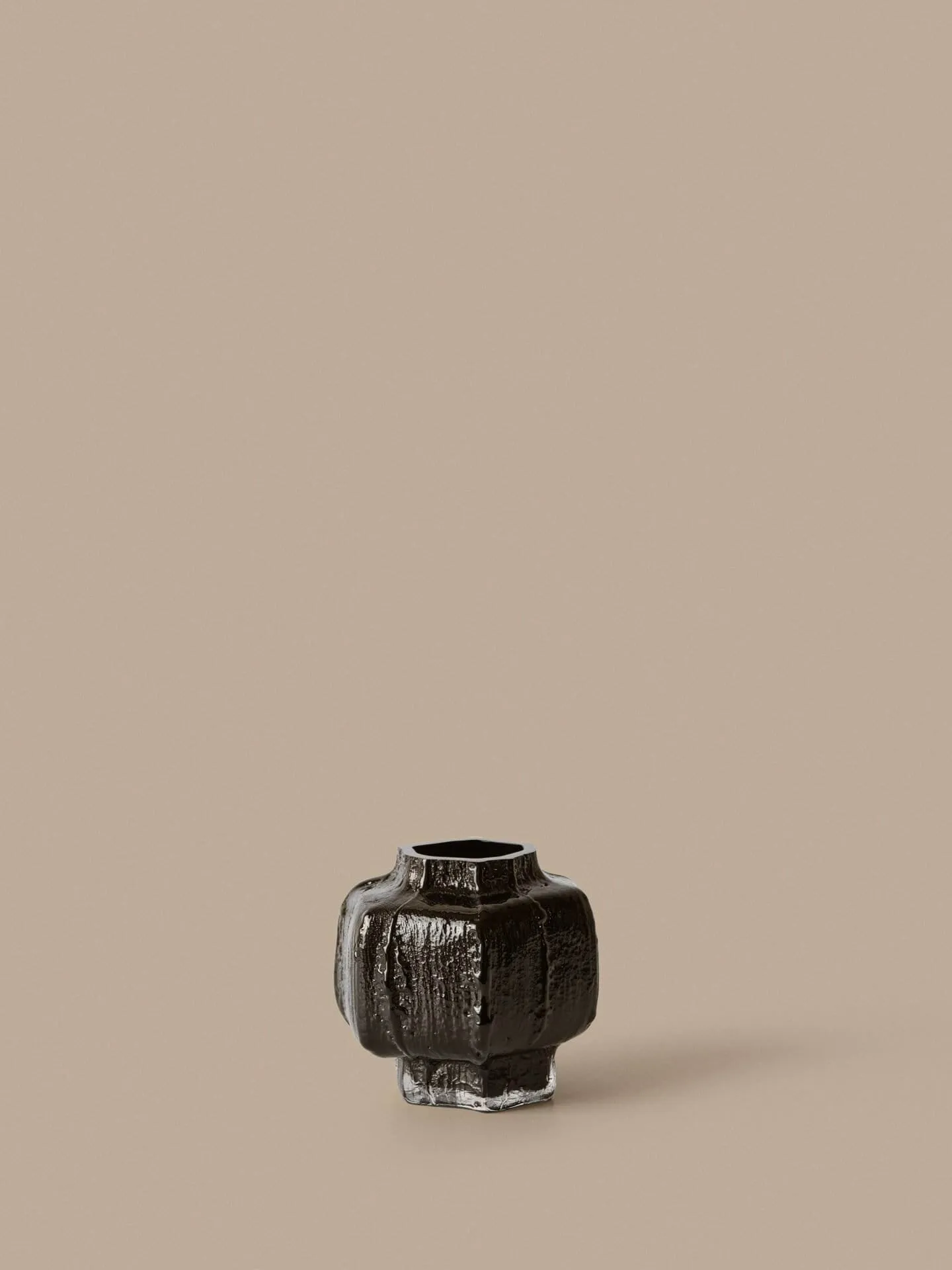 Jarrón Mokuri, Black, 15 cm Ferm Living