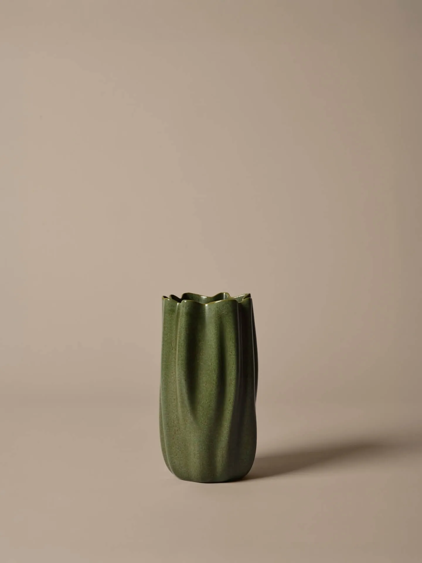 Jarrón Nium, Dark sage, 23 cm Ferm Living