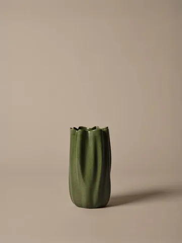 Jarrón Nium - Dark sage, 23 cm - Ferm Living