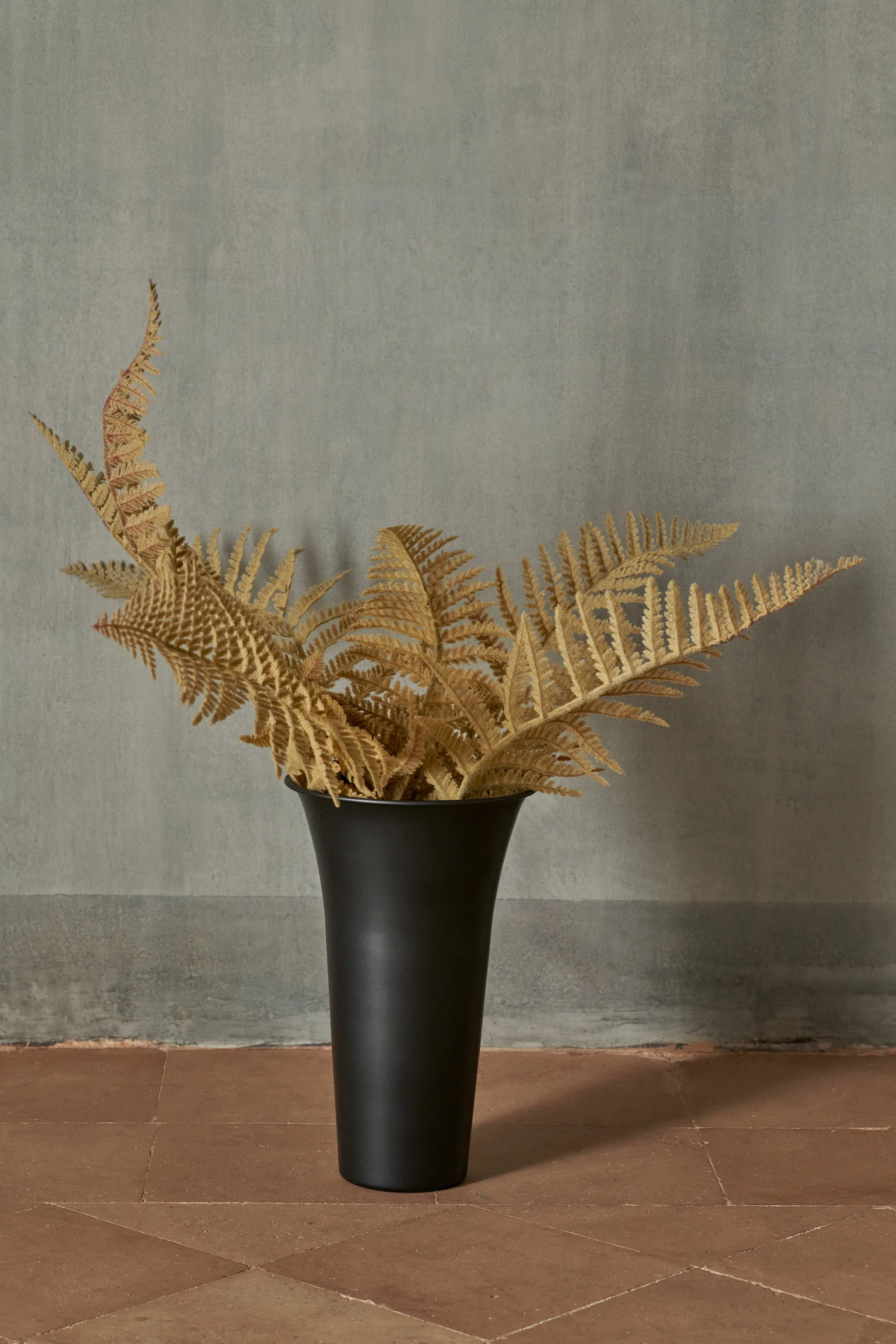 Jarrón Spun Alu Ø21,3x41,9 cm, Blackened aluminio Ferm Living