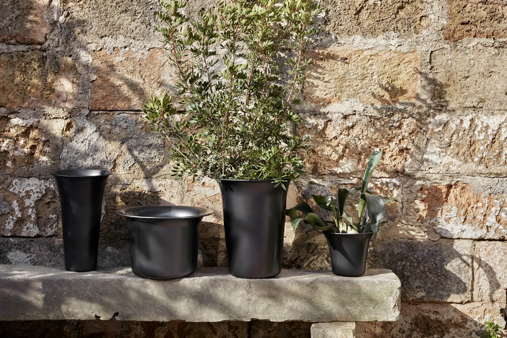 Jarrón Spun Alu Ø21,3x41,9 cm, Blackened aluminio Ferm Living