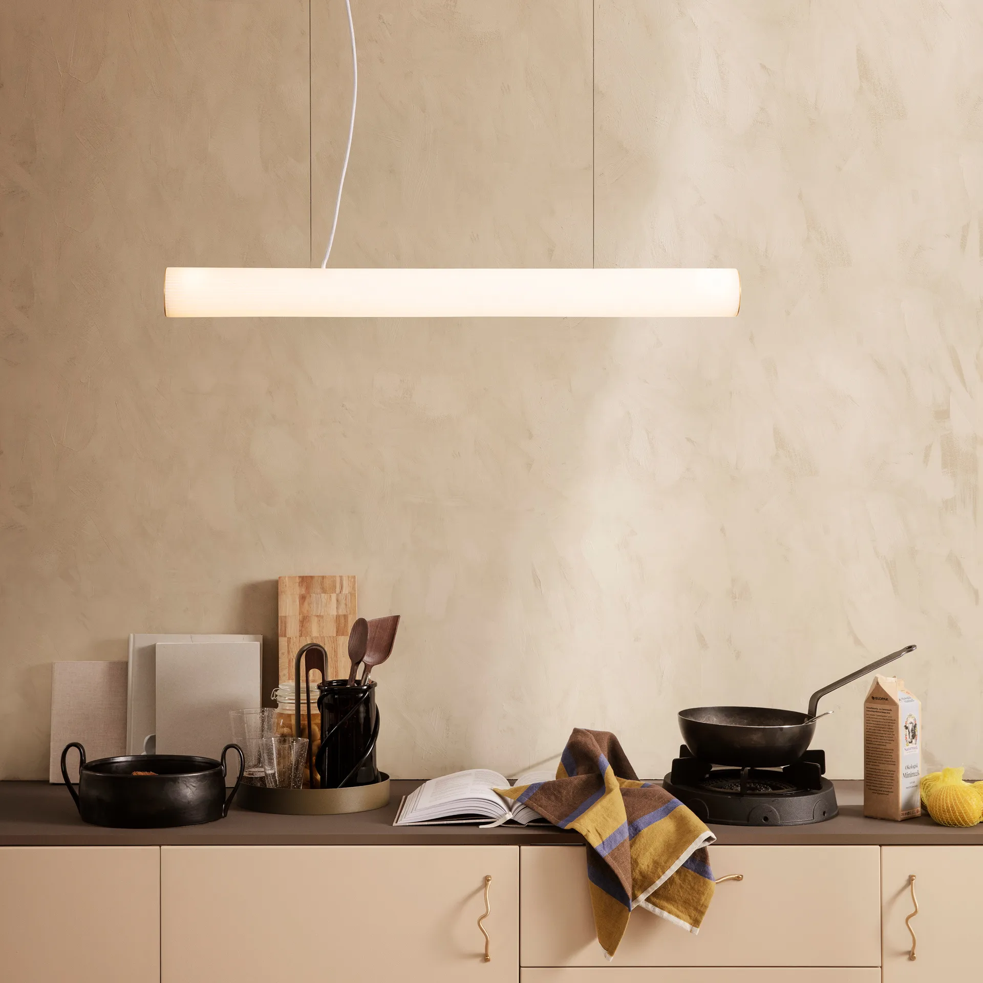 Lámpara colgante Vuelta 100 cm, blanco-latón Ferm Living