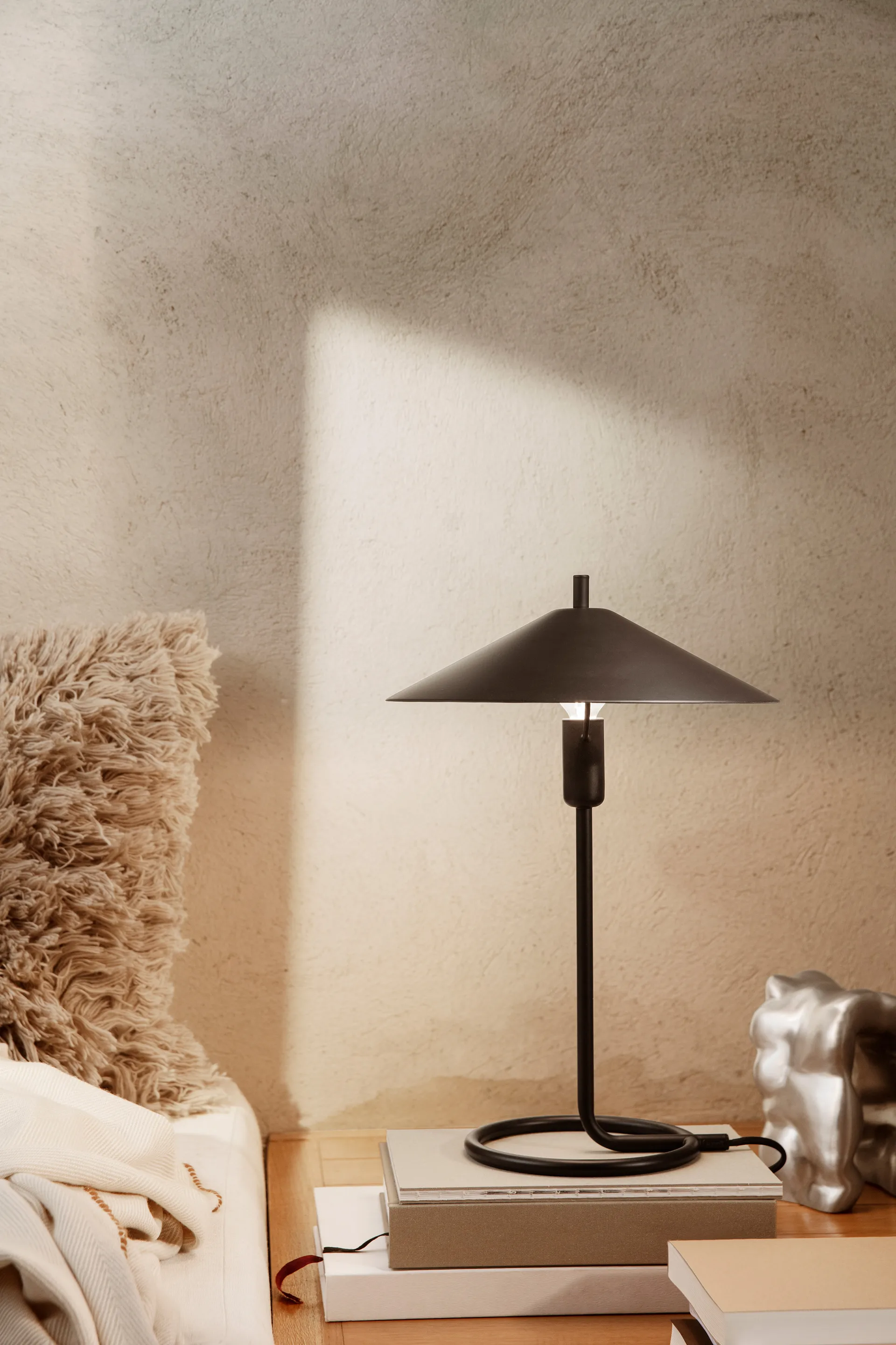 Lámpara de mesa Filo, Black-black Ferm Living