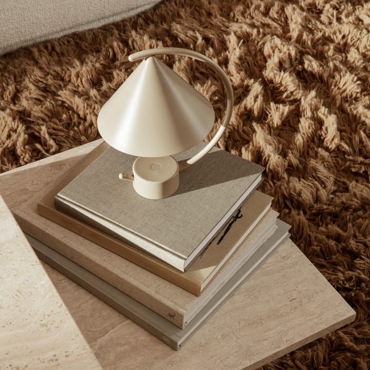 Lámpara de mesa Meridian, Cashmere Ferm Living