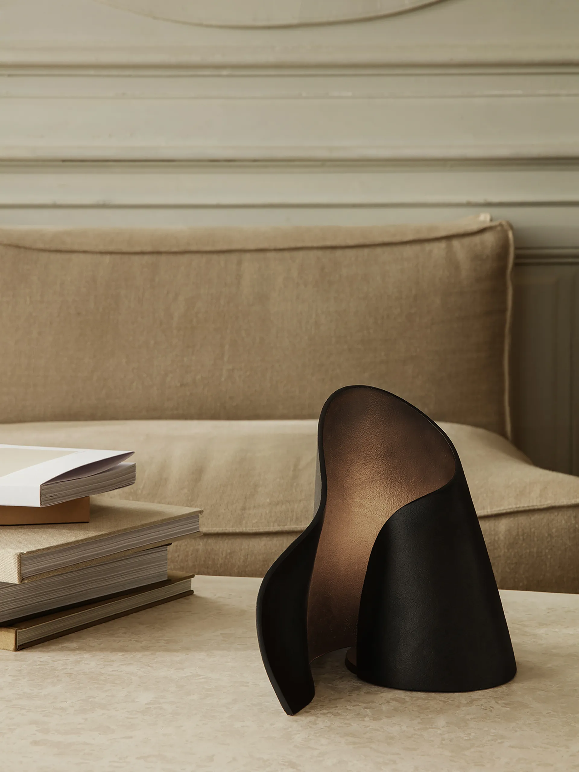 Lámpara de mesa Oyster, Black Ferm Living