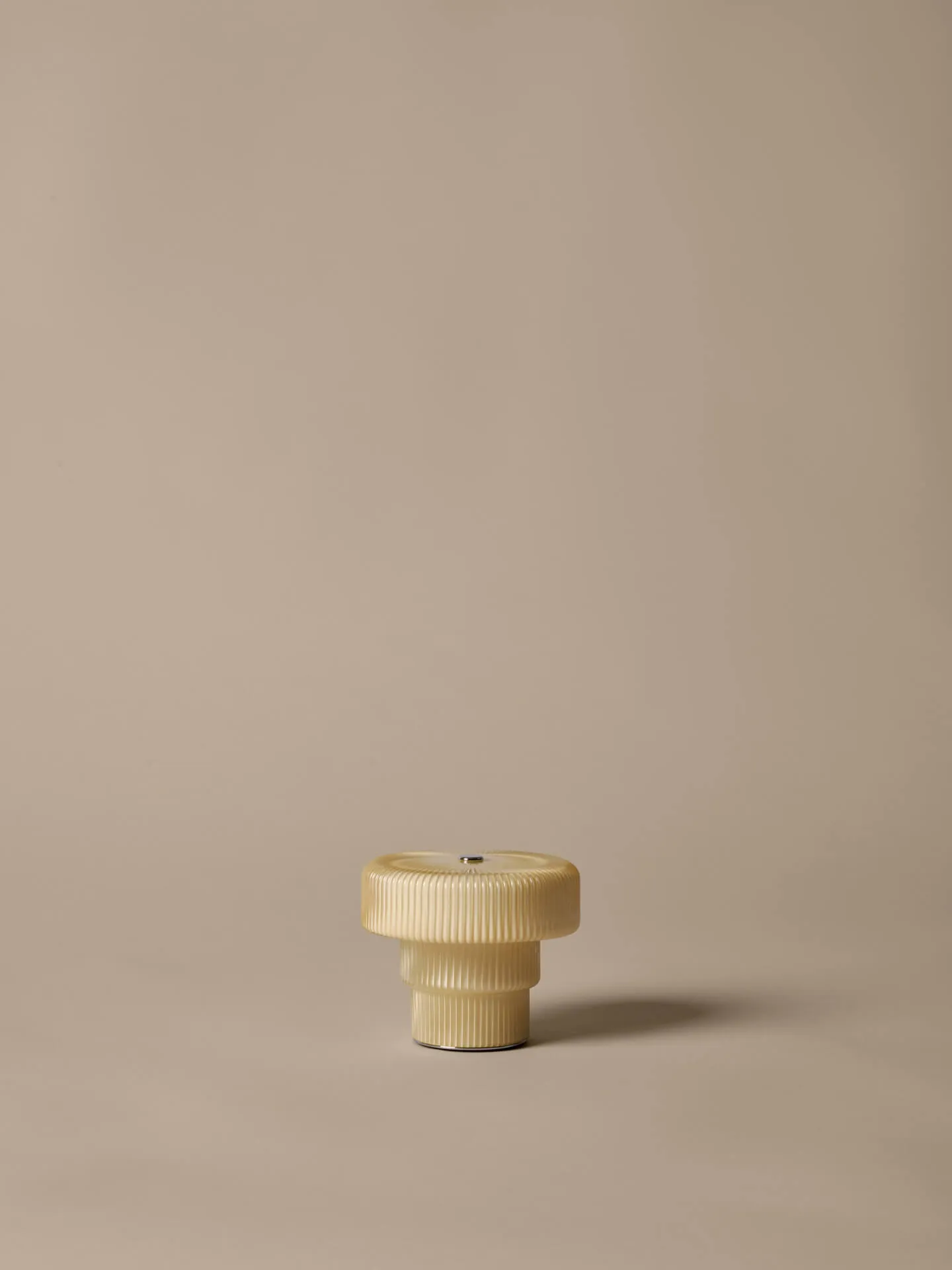 Lámpara de mesa portátil Ripple 10 cm, Oat Ferm Living