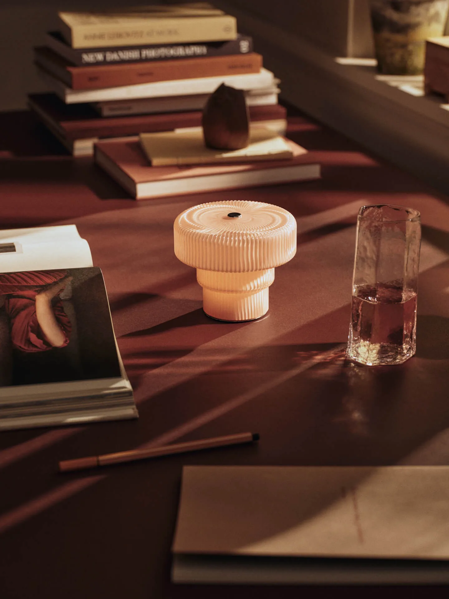 Lámpara de mesa portátil Ripple 10 cm, Pale rose Ferm Living