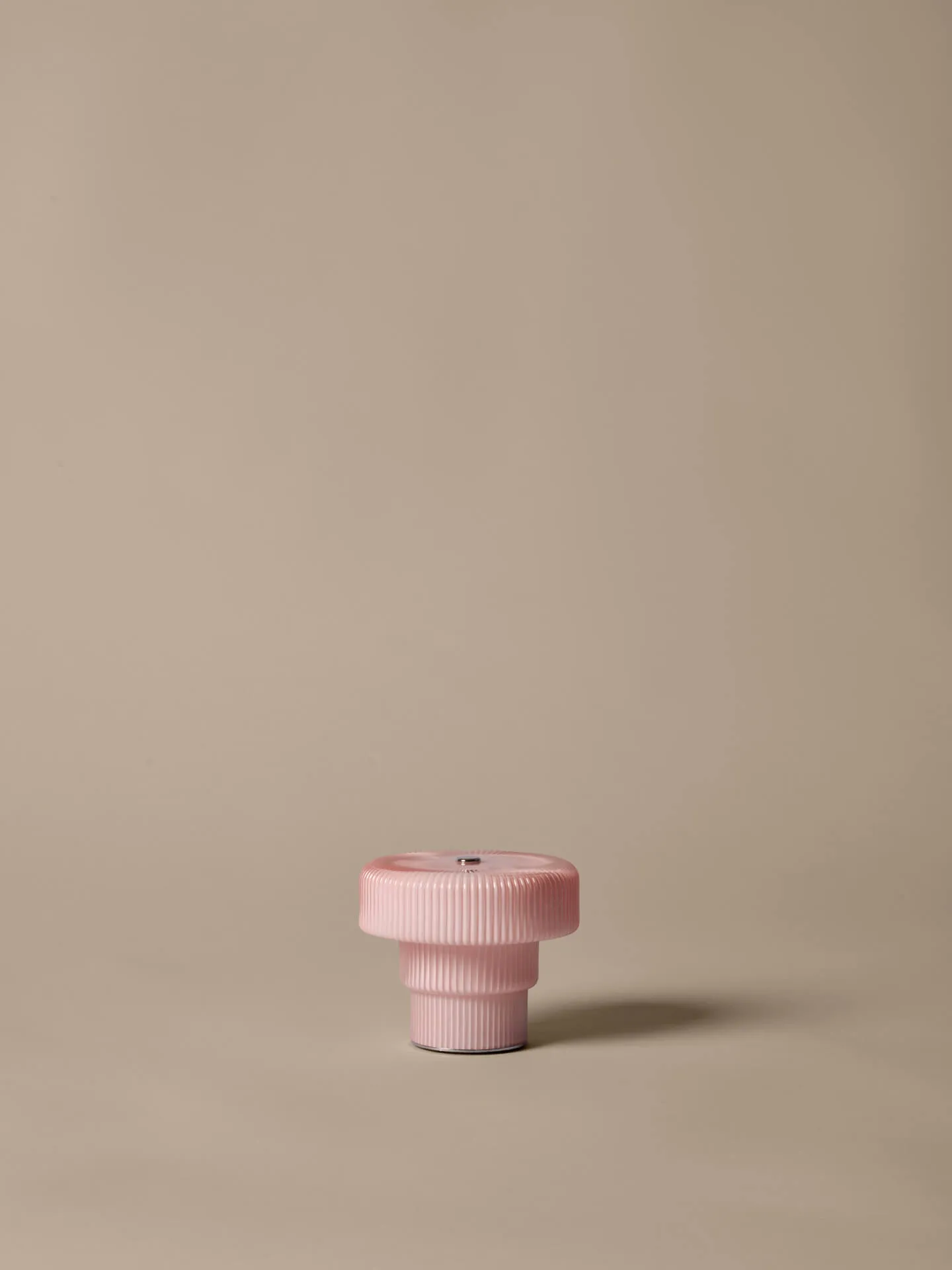 Lámpara de mesa portátil Ripple, Pale rose, 10 cm Ferm Living