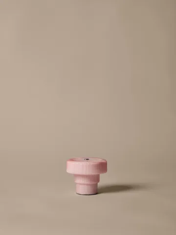 Lámpara de mesa portátil Ripple - Pale rose, 10 cm - Ferm Living
