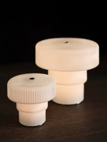 Lámpara de mesa portátil Ripple - White (blanco), 16,5 cm - Ferm Living