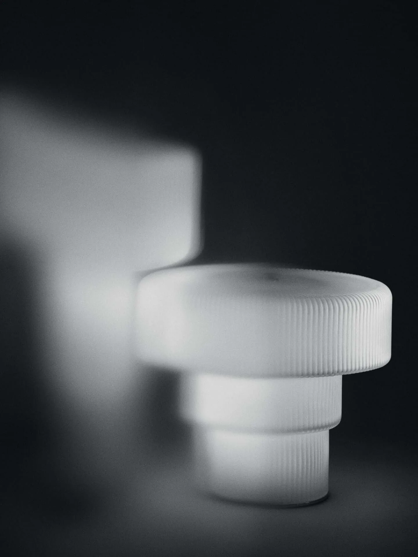 Lámpara de mesa portátil Ripple, White (blanco), 16,5 cm Ferm Living