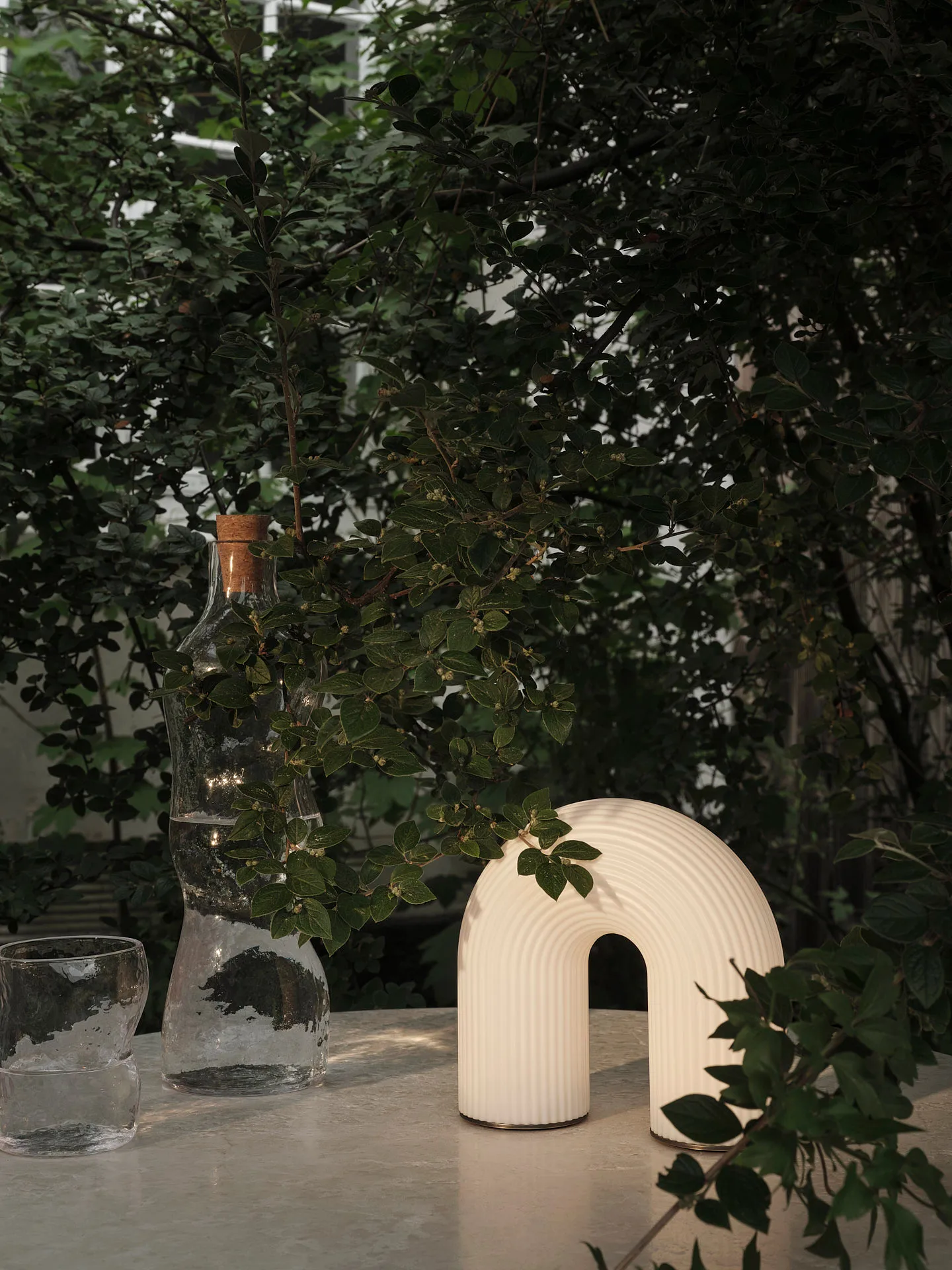 Lámpara de mesa Vuelta portable, White Ferm Living