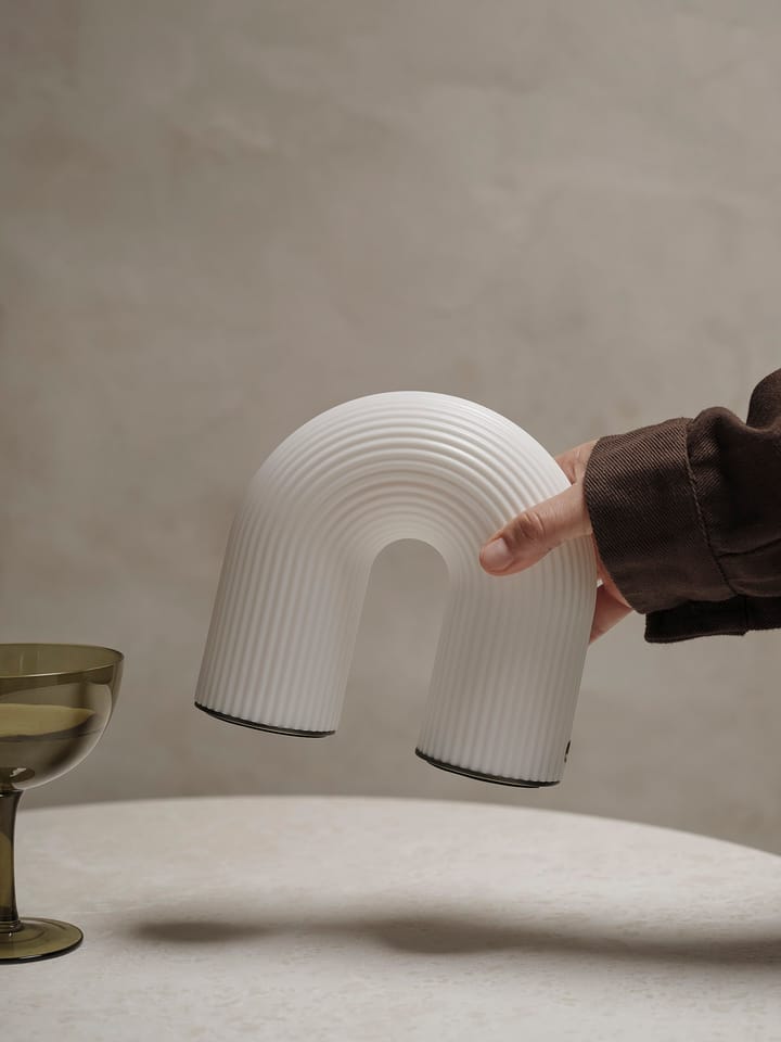 Lámpara de mesa Vuelta portable, White Ferm Living