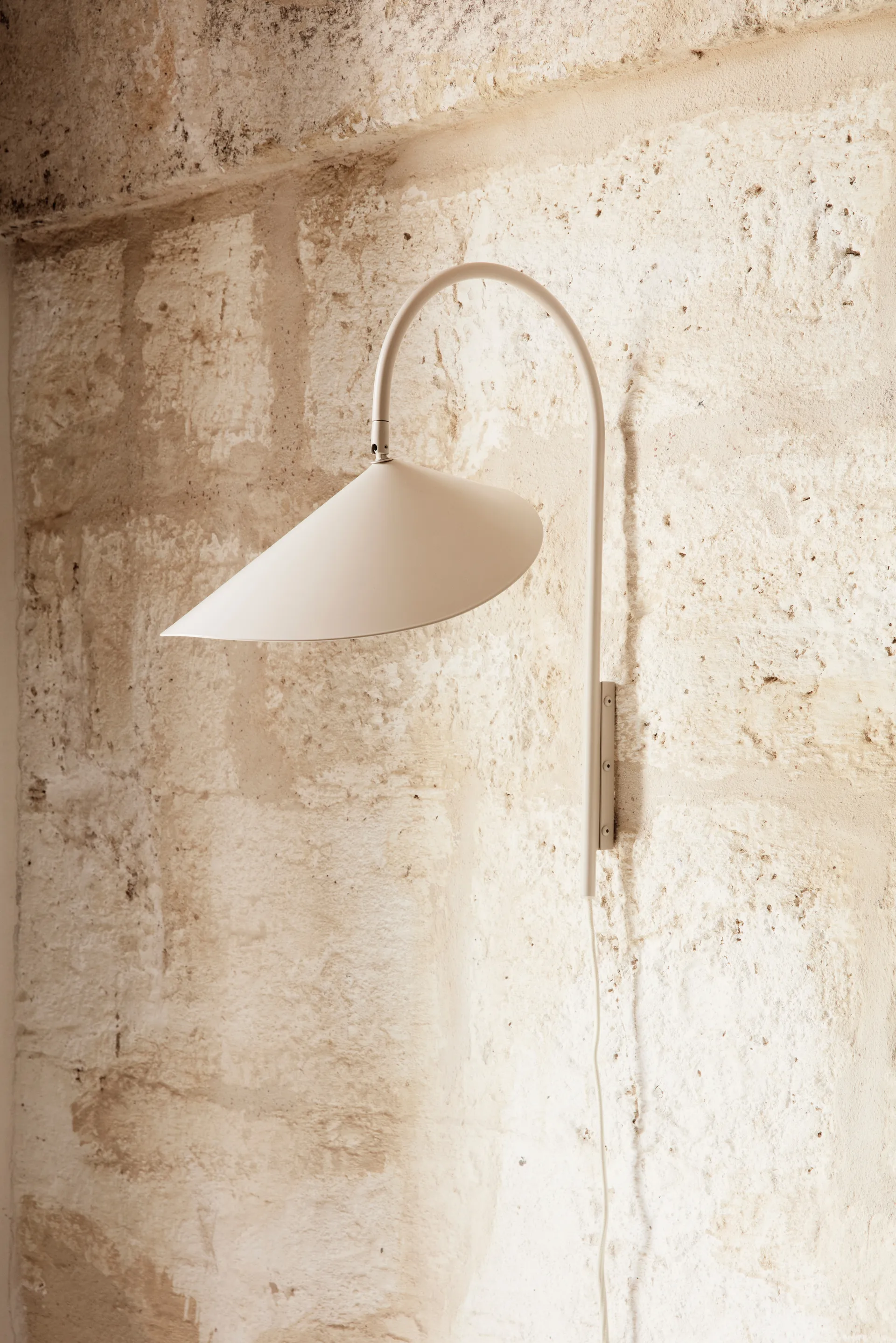 Lámpara de pared Arum swivel, Cashmere Ferm Living