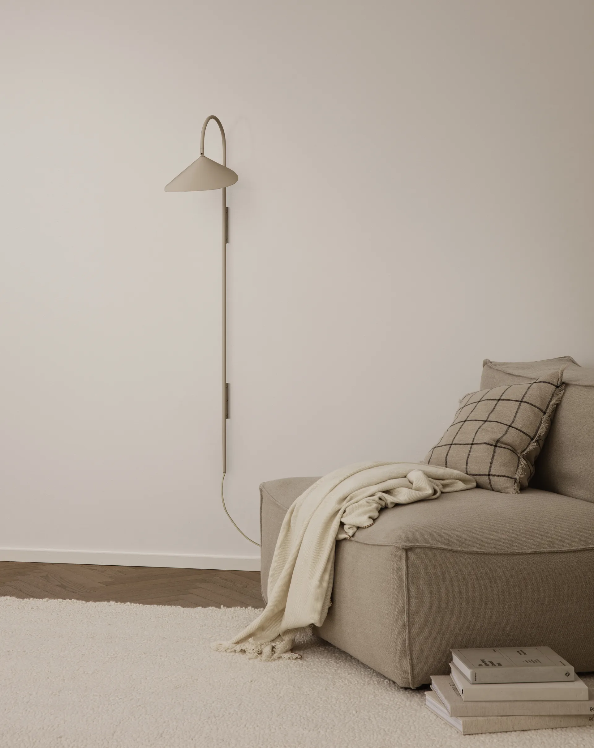 Lámpara de pared Arum swivel tall, Cashmere Ferm Living