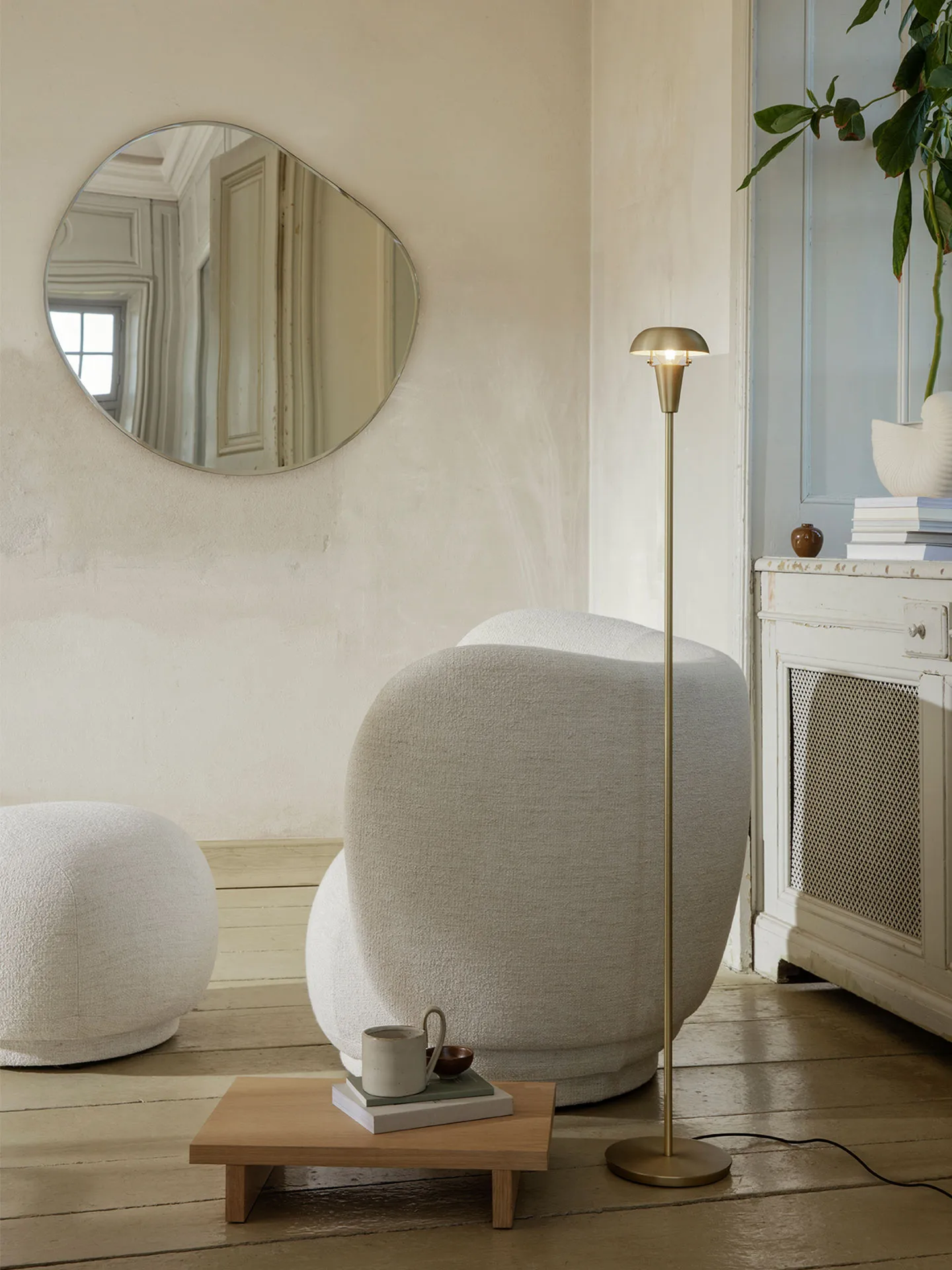 Lámpara de pie Tiny 124,2 cm, latón Ferm Living