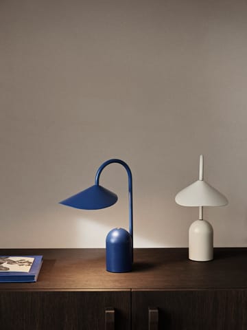 Lámpara portátil Arum - Bright Blue - Ferm Living