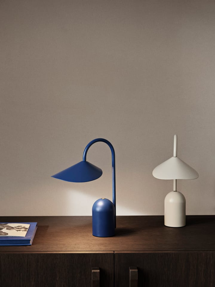 Lámpara portátil Arum, Bright Blue Ferm Living