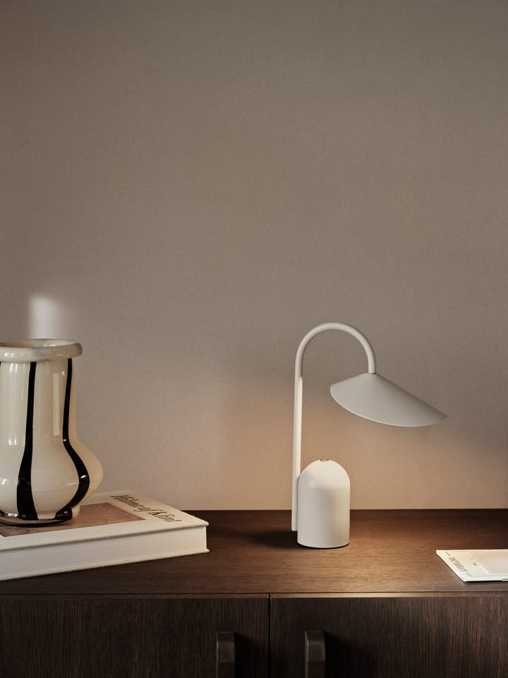 Lámpara portátil Arum, Cashmere Ferm Living
