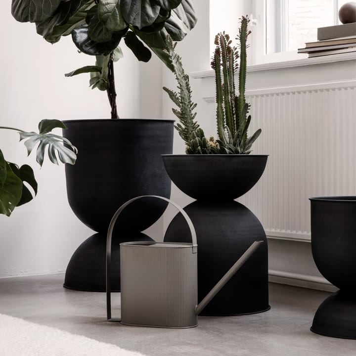 Maceta Hourglass grande Ø50 cm, negro-gris oscuro Ferm Living