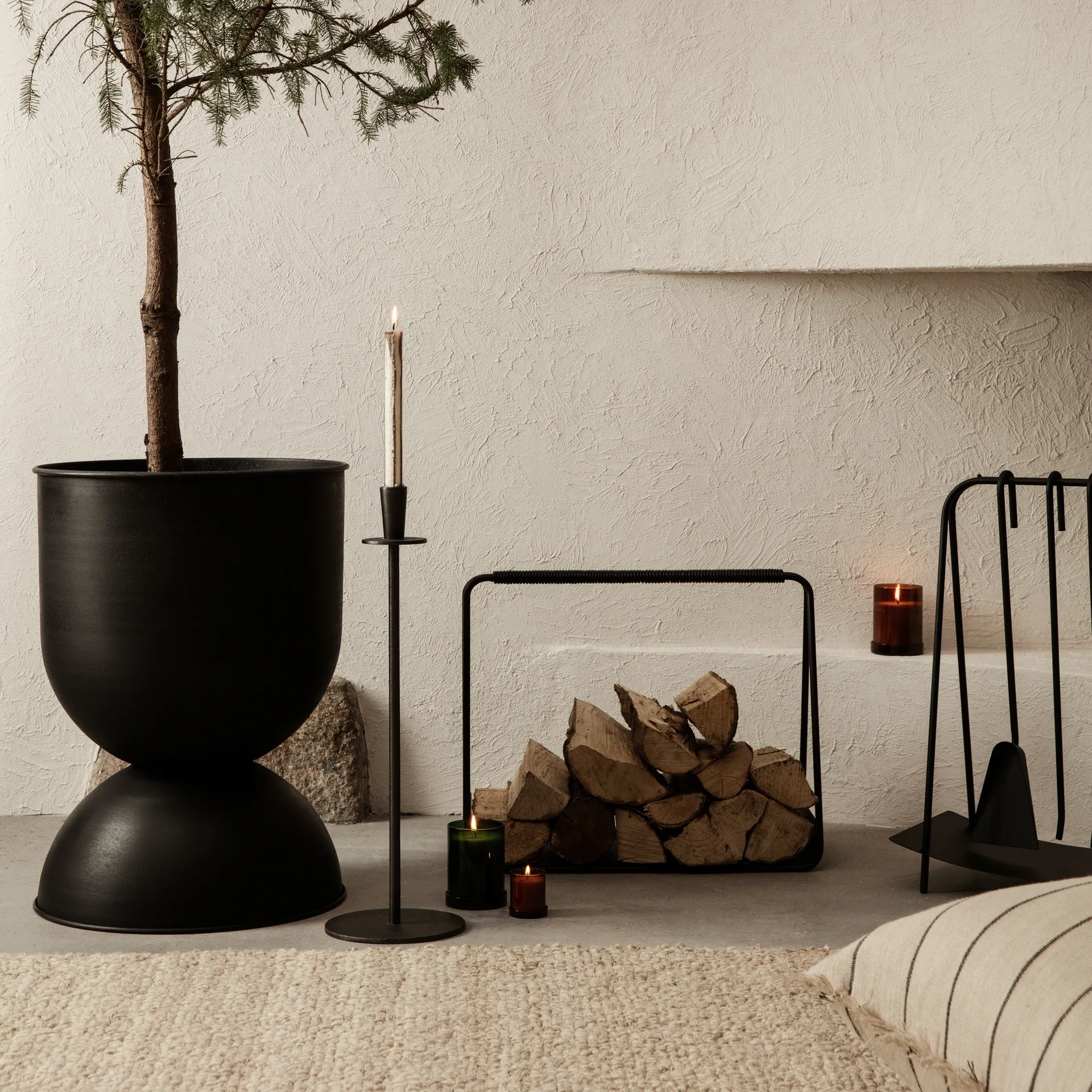 Maceta Hourglass grande Ø50 cm, negro-gris oscuro Ferm Living