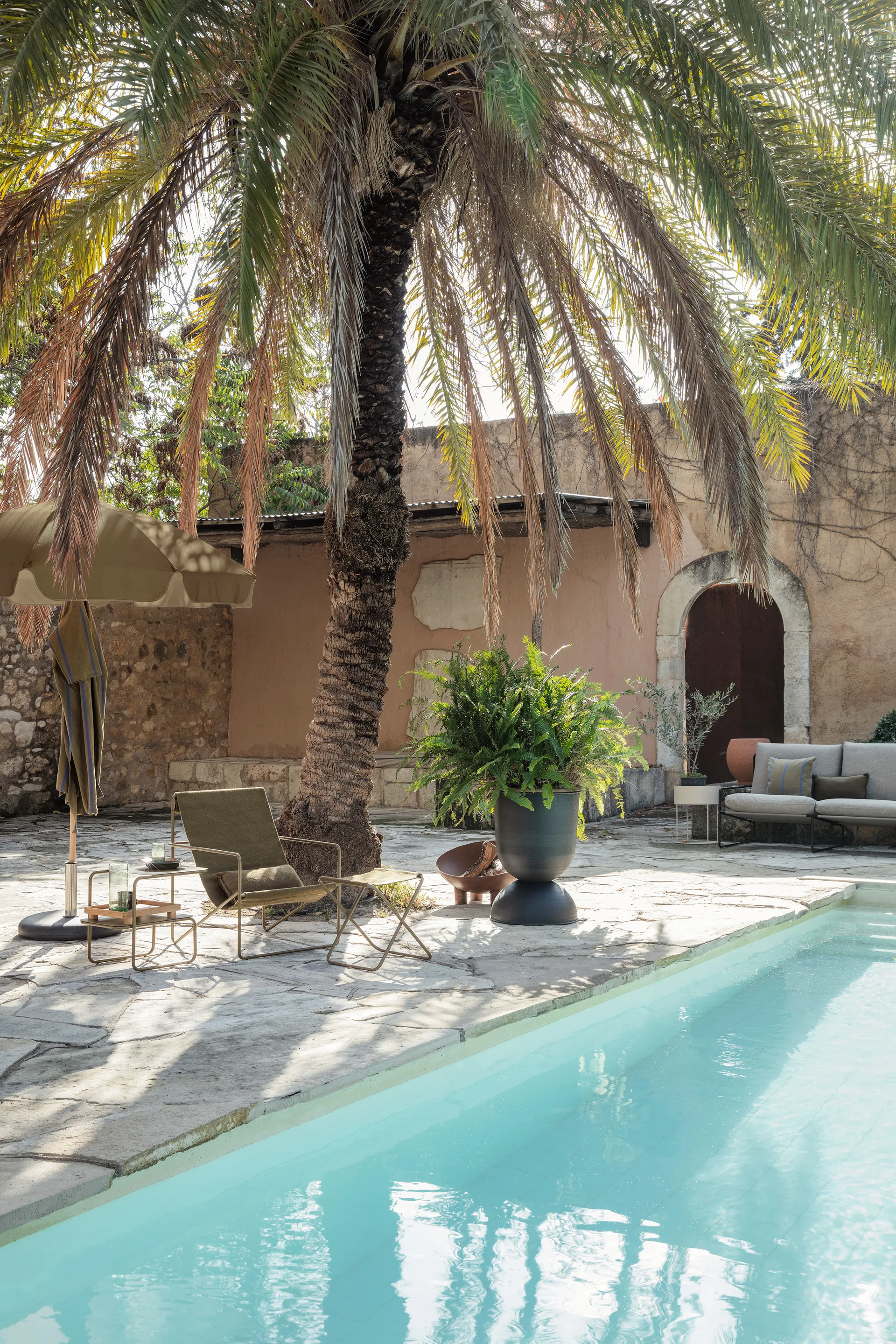 Maceta Hourglass grande Ø50 cm, negro-gris oscuro Ferm Living