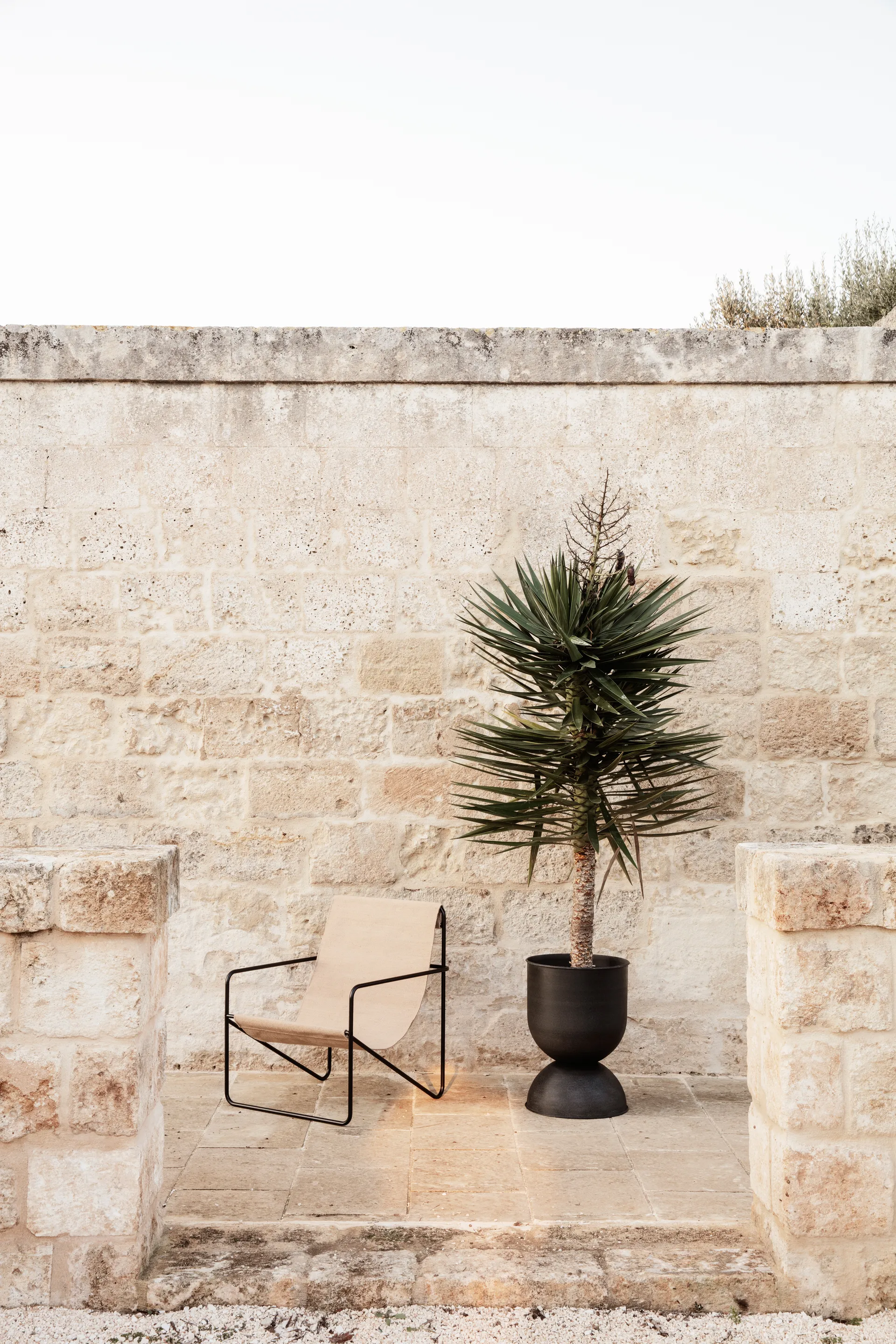 Maceta Hourglass mediana Ø40 cm, negro-gris oscuro Ferm Living