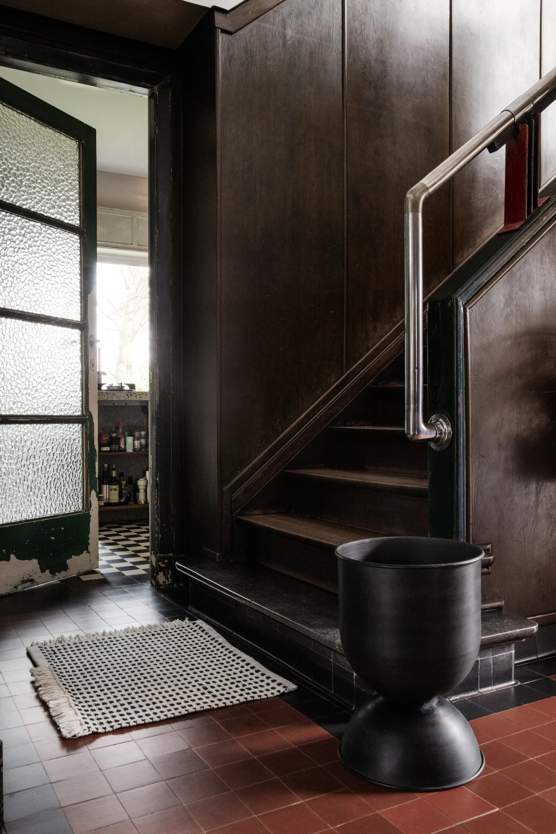 Maceta Hourglass mediana Ø40 cm, negro-gris oscuro Ferm Living