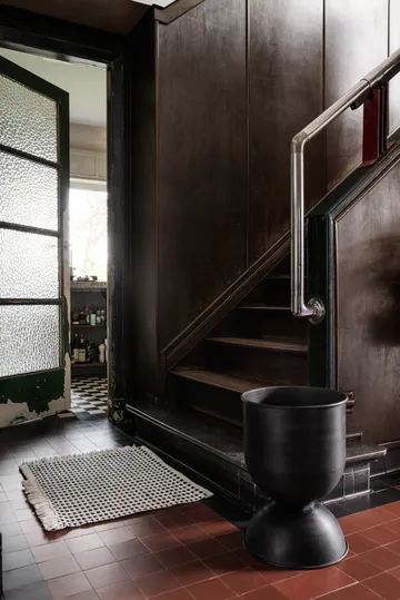 Maceta Hourglass mediana Ø40 cm - negro-gris oscuro - Ferm Living