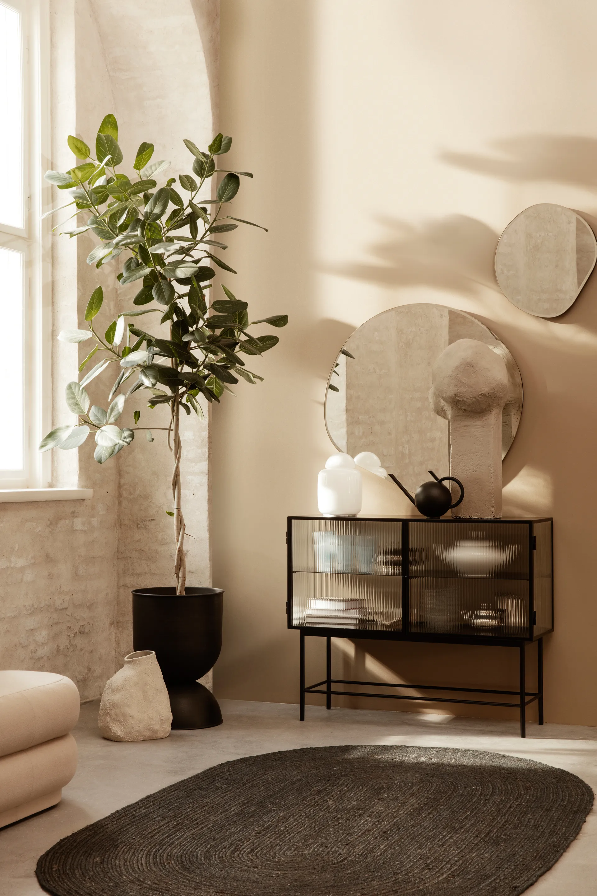 Maceta Hourglass mediana Ø41 cm, negro-gris oscuro Ferm Living