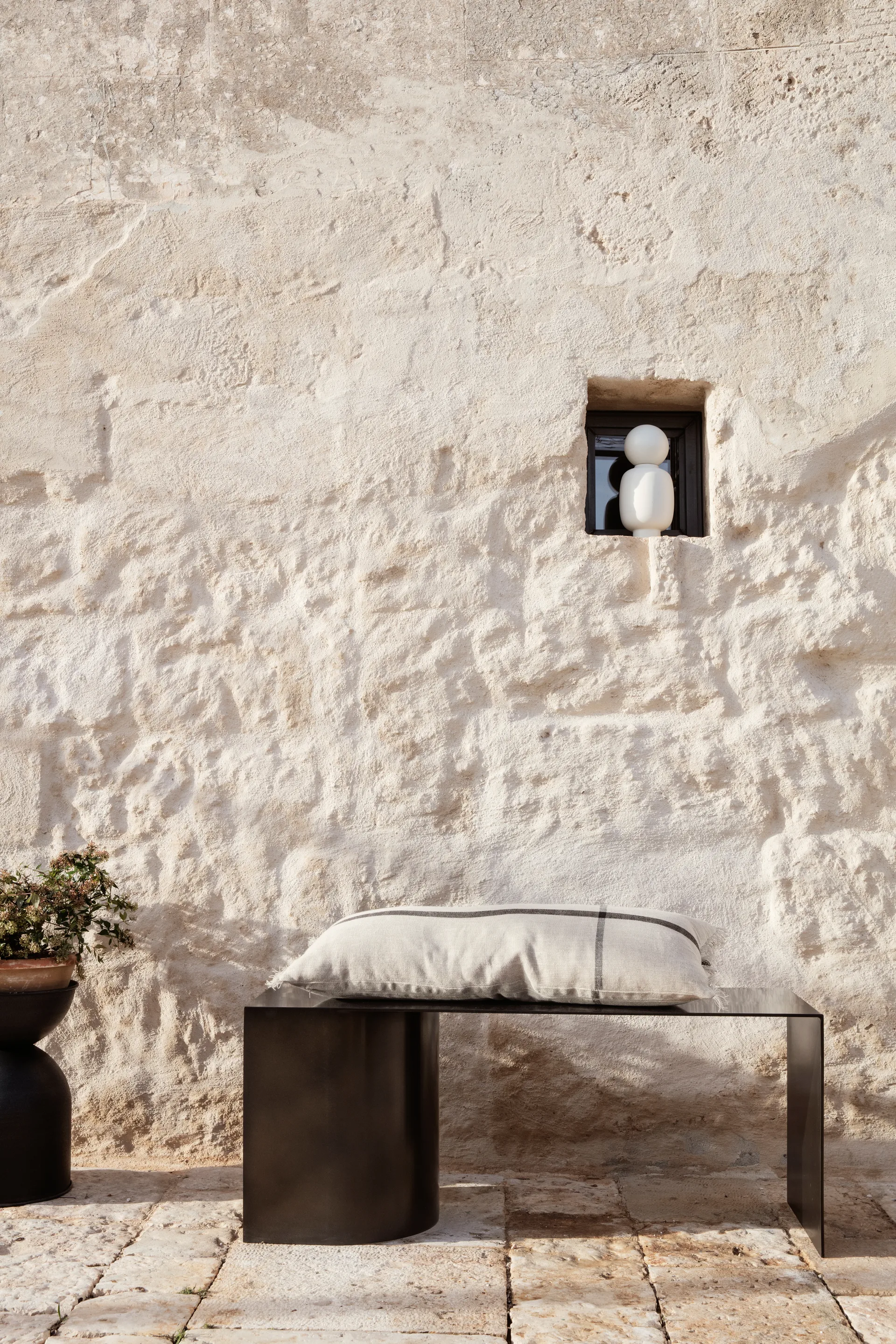 Maceta Hourglass pequeña Ø30 cm, negro-gris oscuro Ferm Living