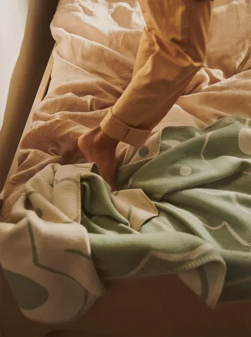 Manta Skye - Tea green-parchment, 80x120 cm - Ferm Living