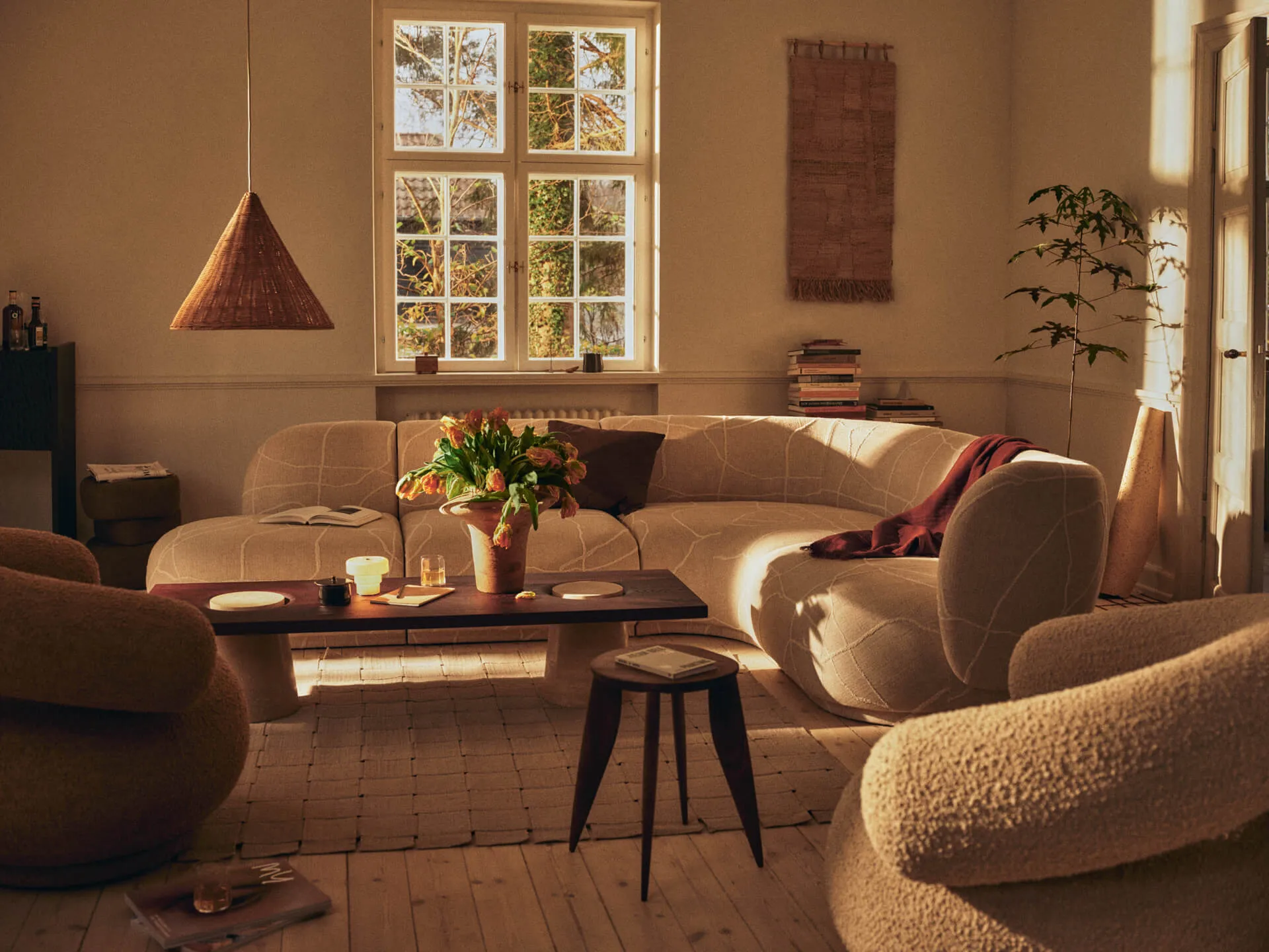 Mesa auxiliar Feve , Nogal, 42×42×45 cm Ferm Living