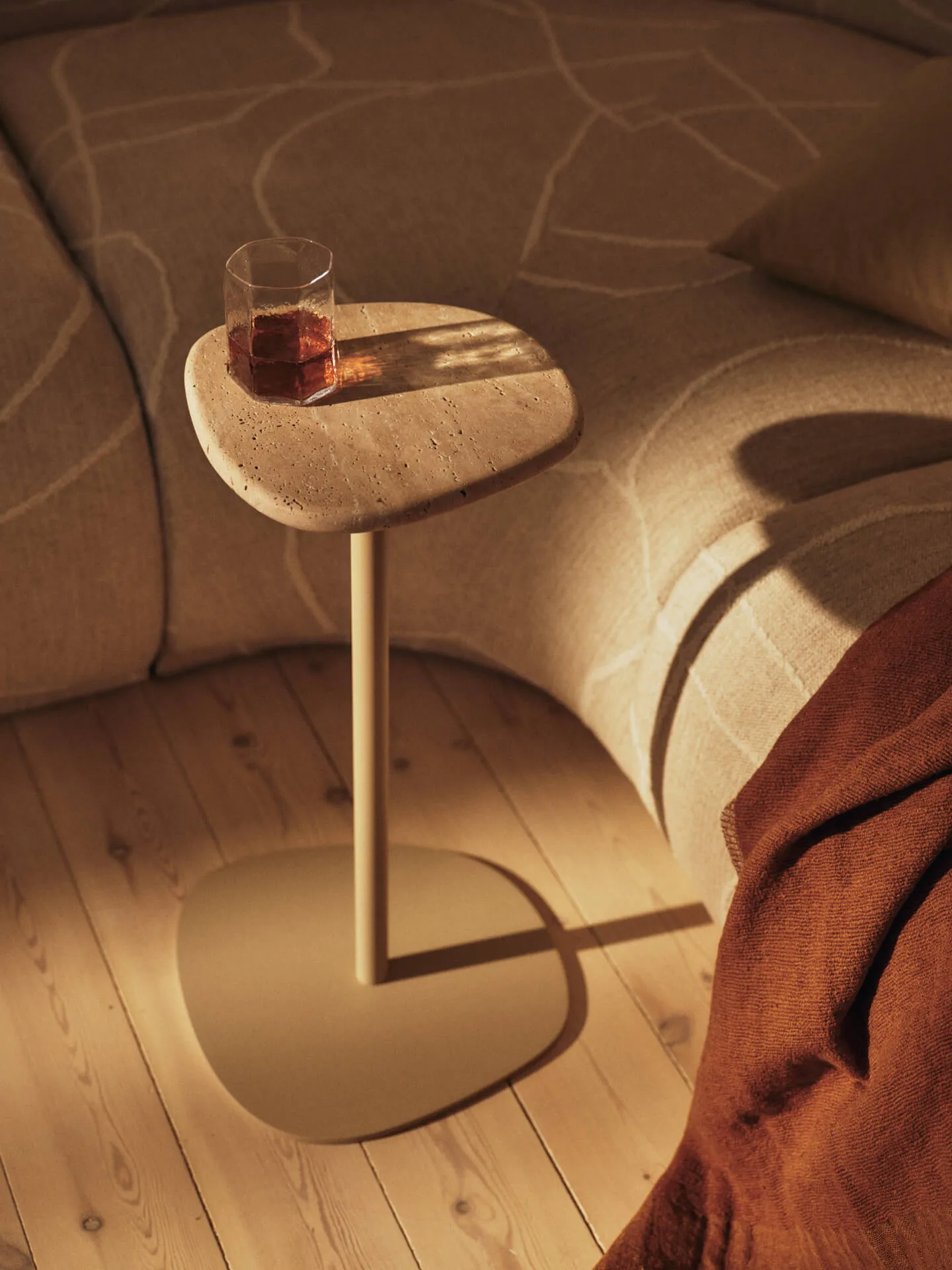 Mesa auxiliar Plyo , Light cashmere Ferm Living