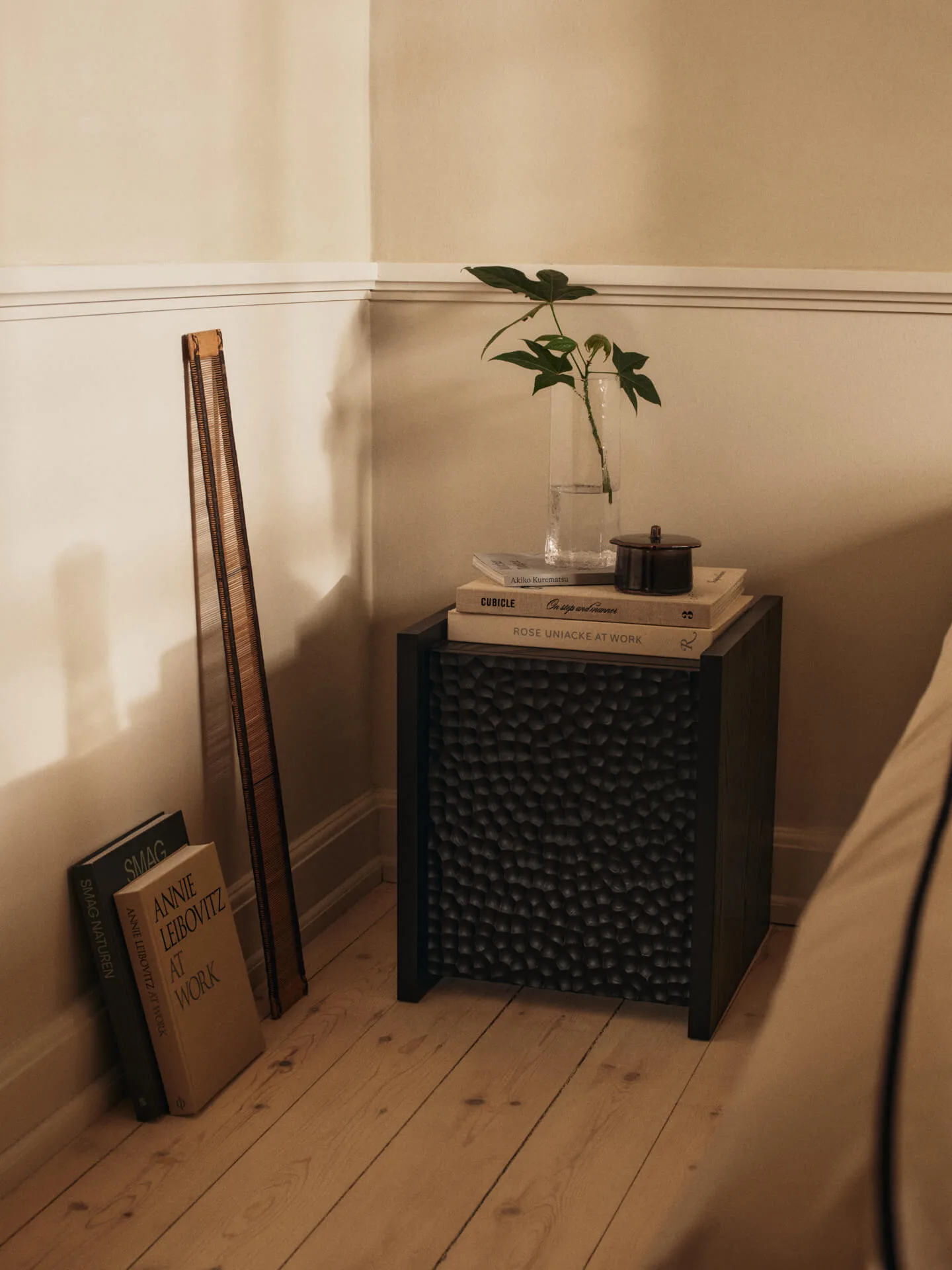 Mesa auxiliar Scarni, Fresno tintado oscuro, 38×40×45 cm Ferm Living