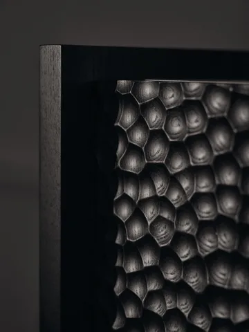 Mesa auxiliar Scarni - Fresno tintado oscuro, 38×40×45 cm - Ferm Living